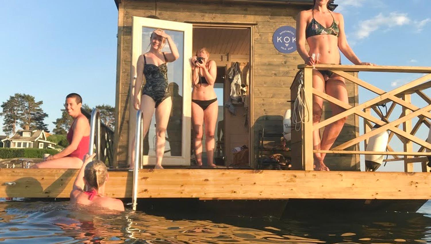 Flytende badstue på vannet med mennesker.