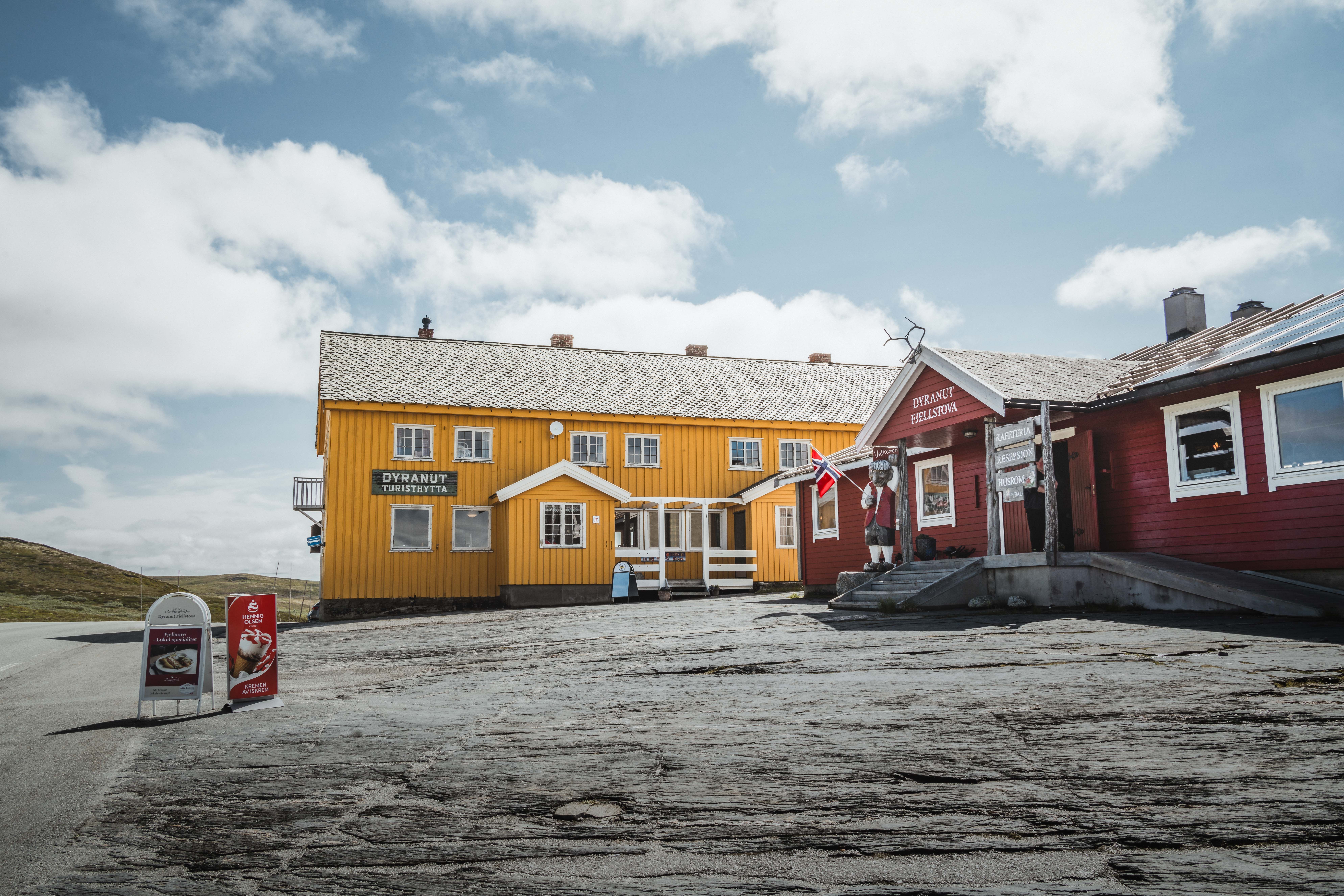 Dyranut Turisthytta og Dyranut Fjellstova som ligg rett ved RV 7.