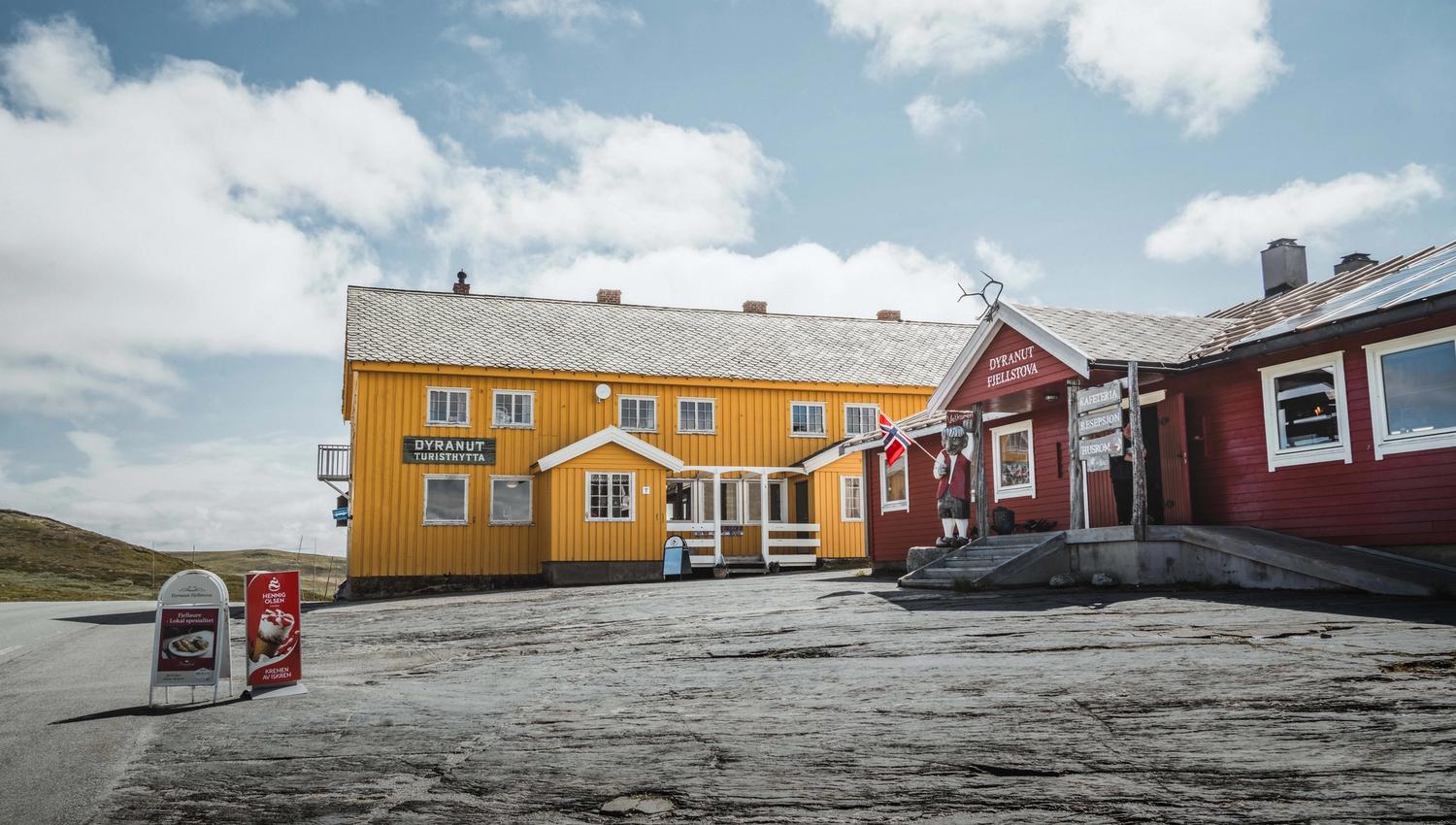 Dyranut Turisthytta og Dyranut Fjellstova som ligg rett ved RV 7.