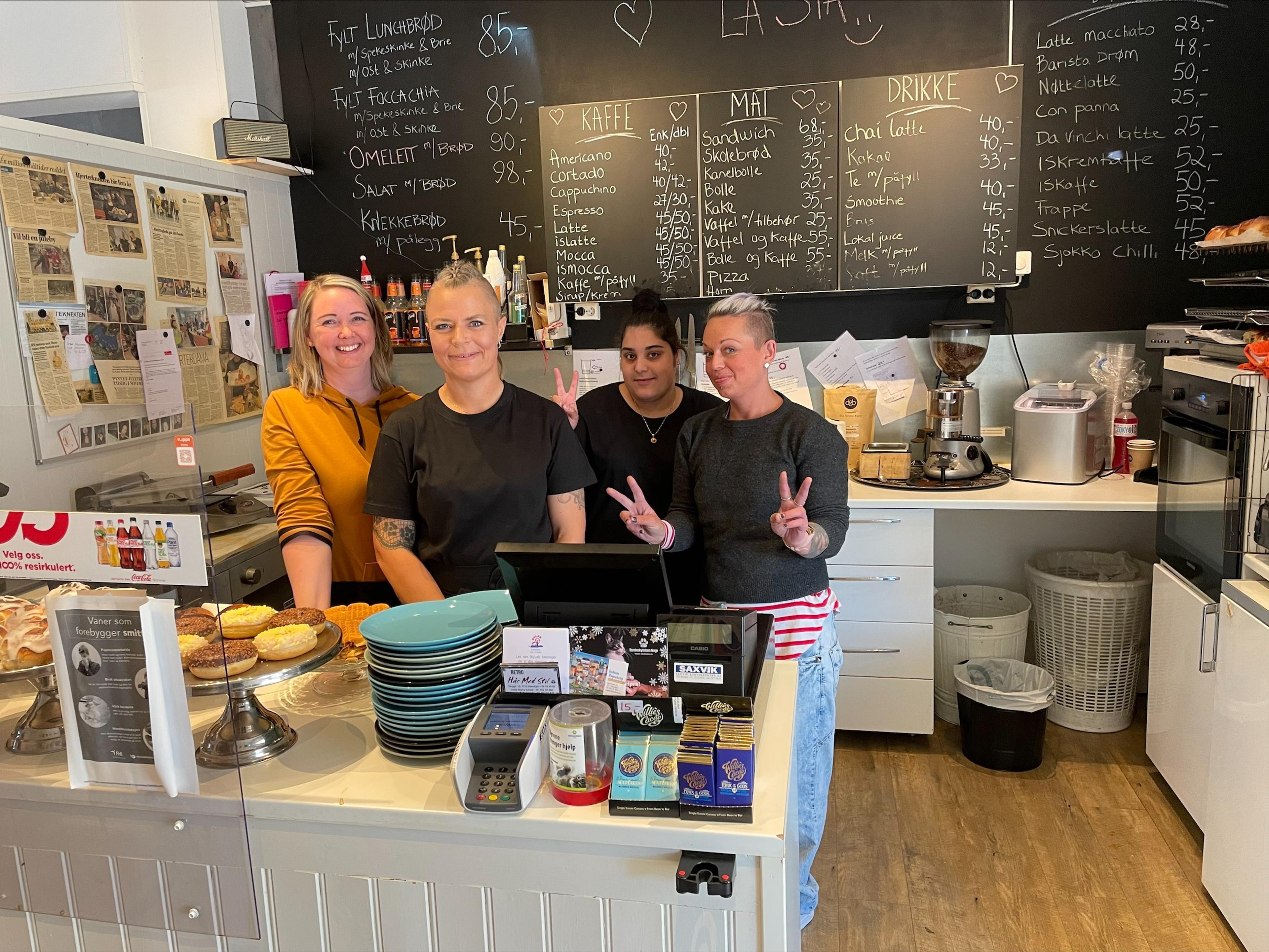 Café Hjerterknekten kaffebar som tilbyr ulike typer kaffedrikker, te, lunchmat samt «Byens Beste Boller».