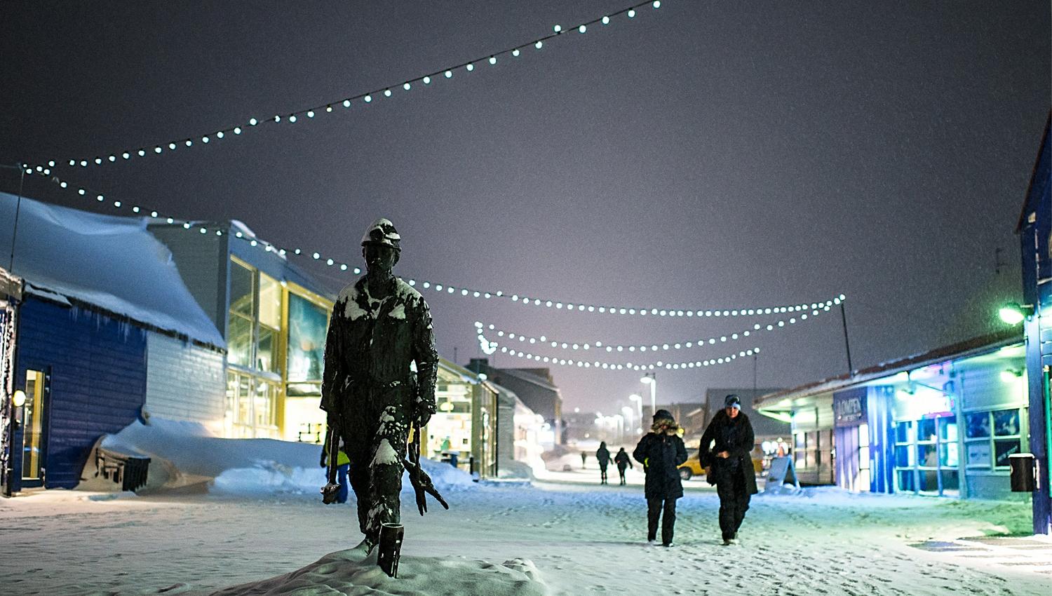 Gruvestatue i sentrum av Longyearbyen