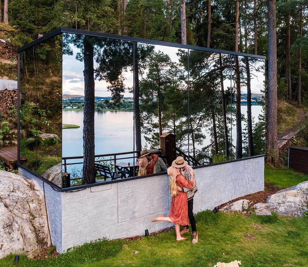 Par som kysser foran speilglasshytten