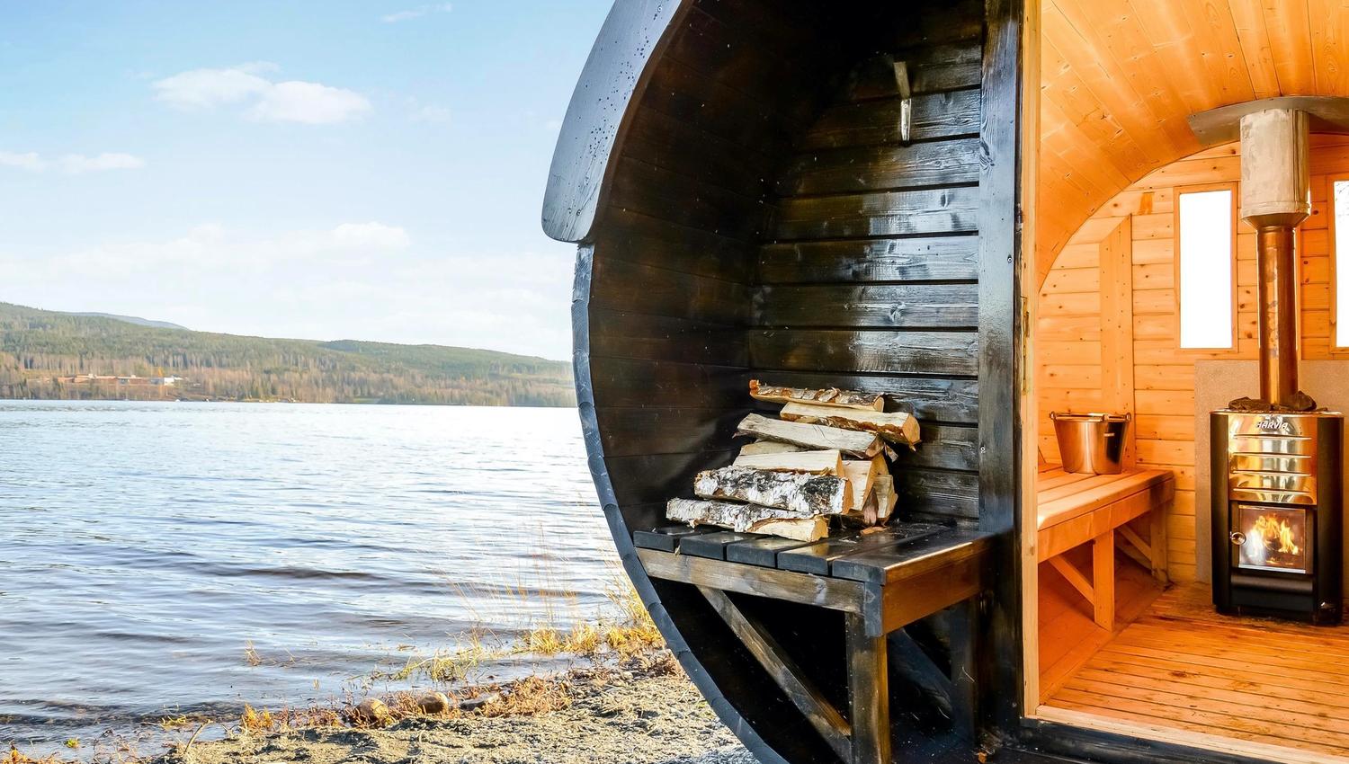 tønnebadstue med sjø i bakgrunn