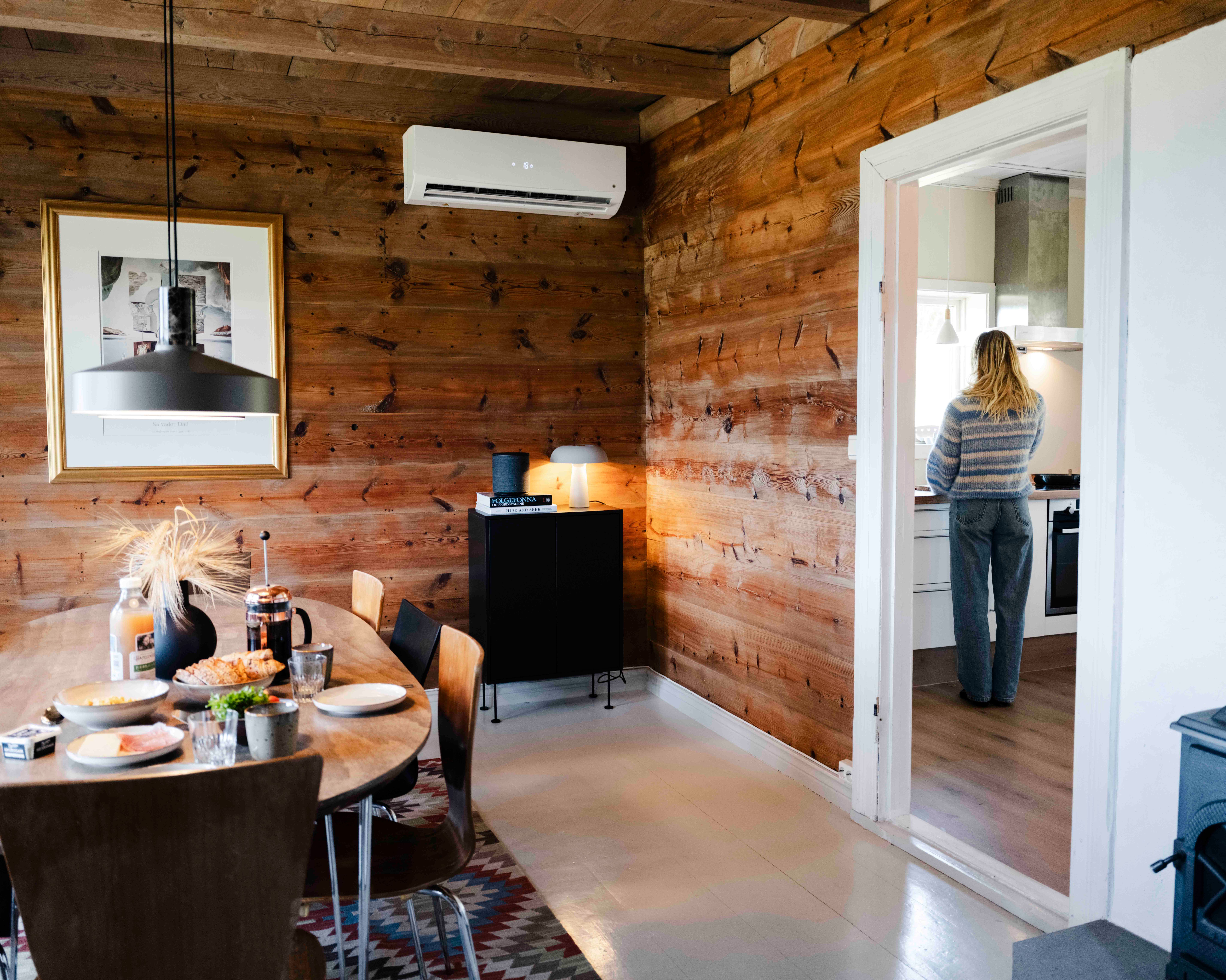 Frukost i spisestova på Stigen Fjordlodge, med innsyn til det moderne kjøkenet i Hardanger.