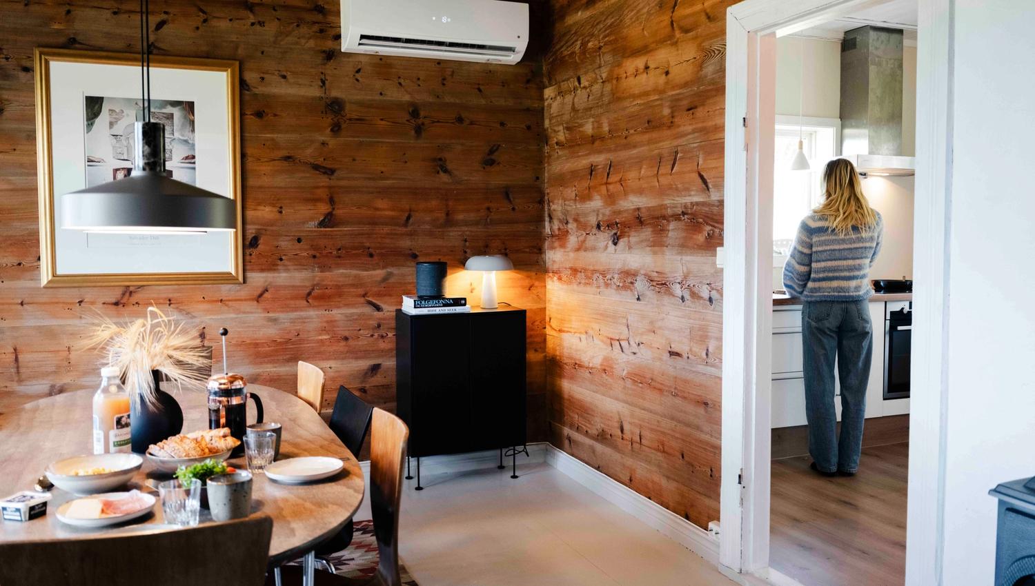 Frukost i spisestova på Stigen Fjordlodge, med innsyn til det moderne kjøkenet i Hardanger.