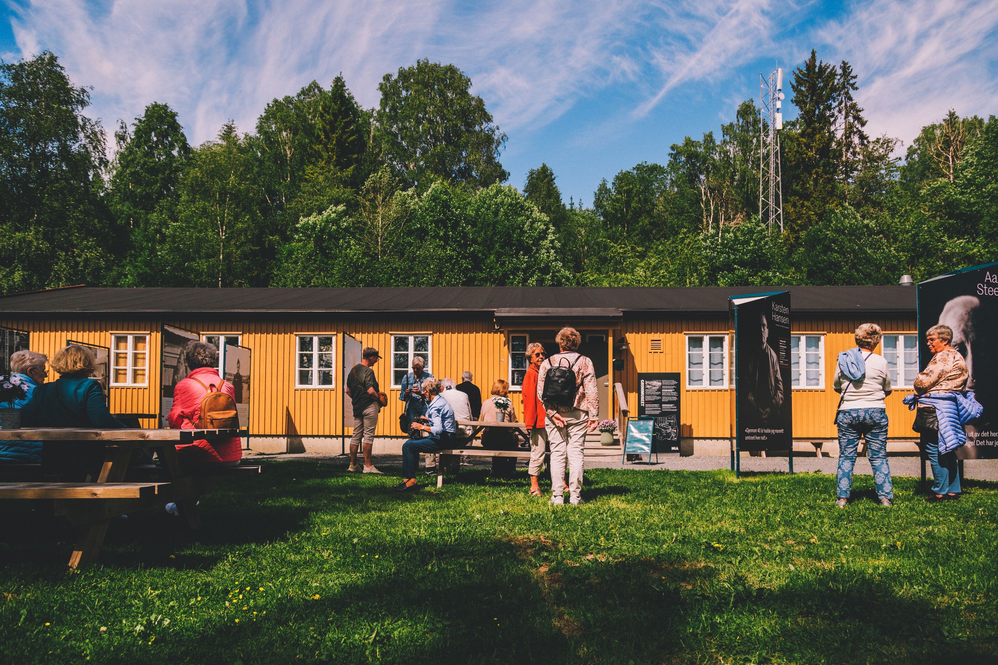 Grinimuseet og gjester utenfor