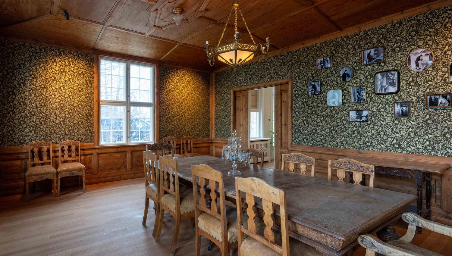 Spisestue med bord og stoler