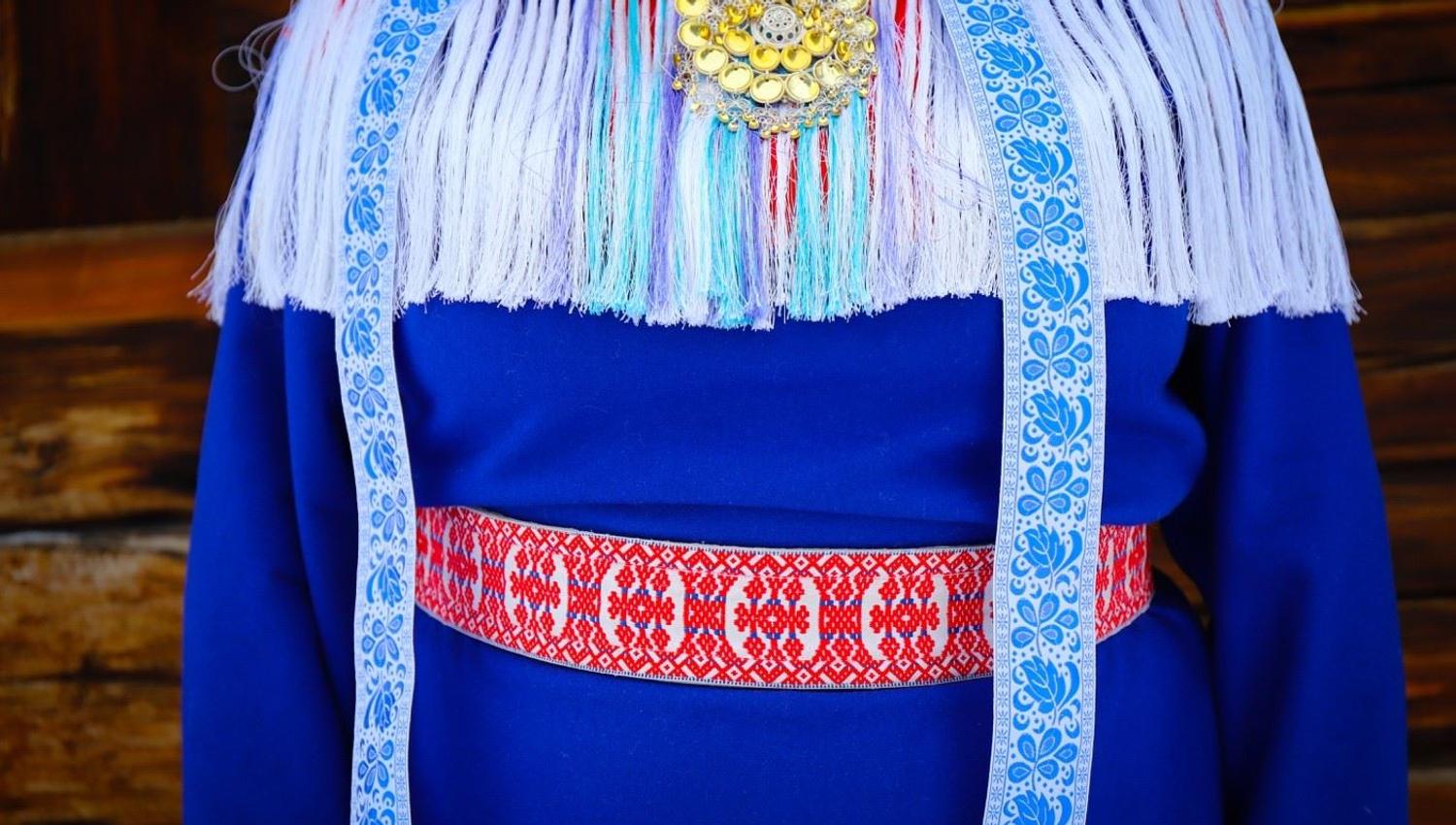 Samisk kvinne kledd i tradisjonelle klær fra Karasjok området.