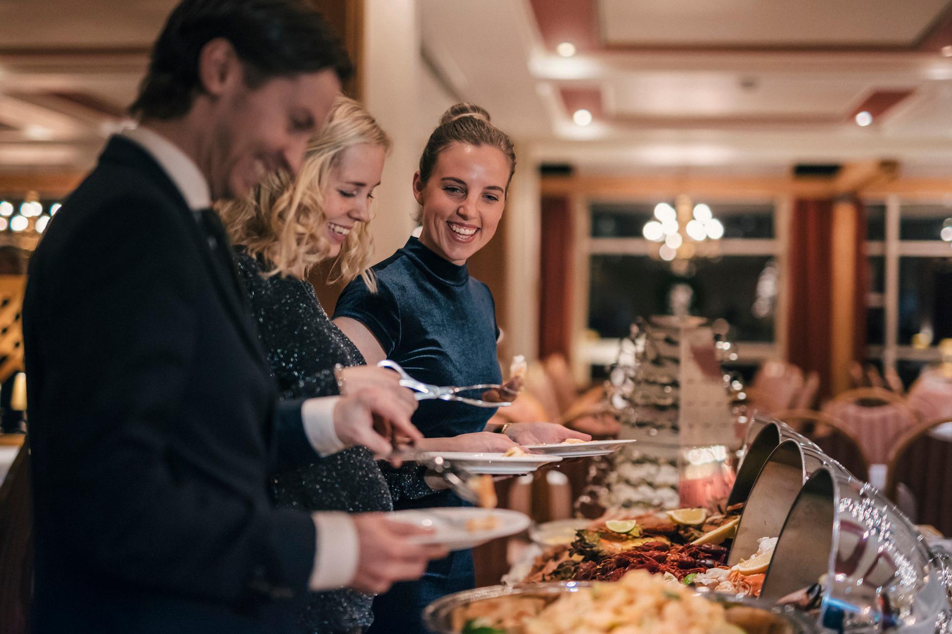 Varme rett på middagsbuffeten til Hotel Union Geiranger