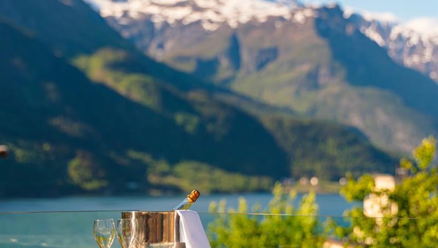 Utandørs boblebad på Tyssedal Hotel med utsikt over Hardangerfjorden.