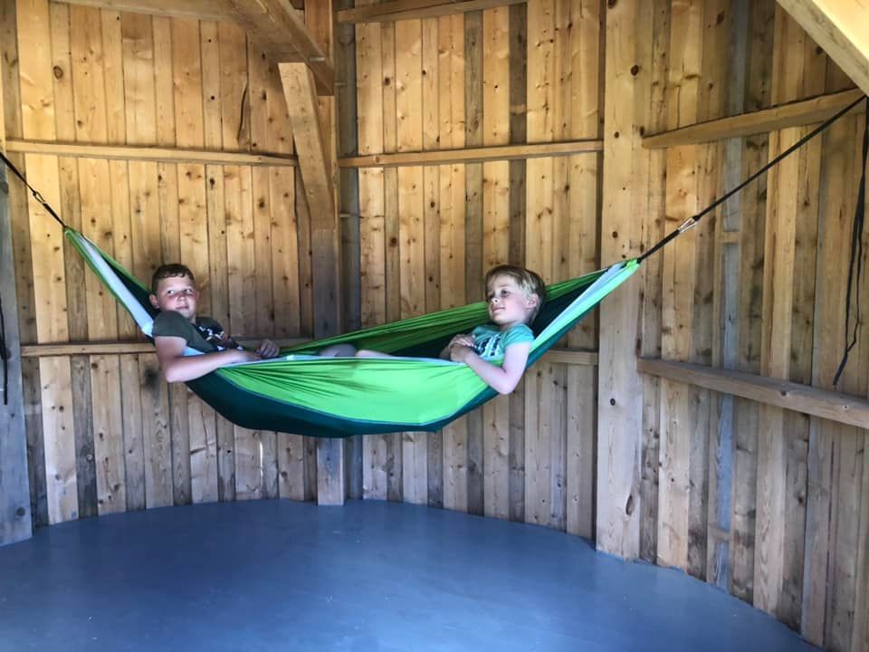 gutter i en hengekøye i en hytte