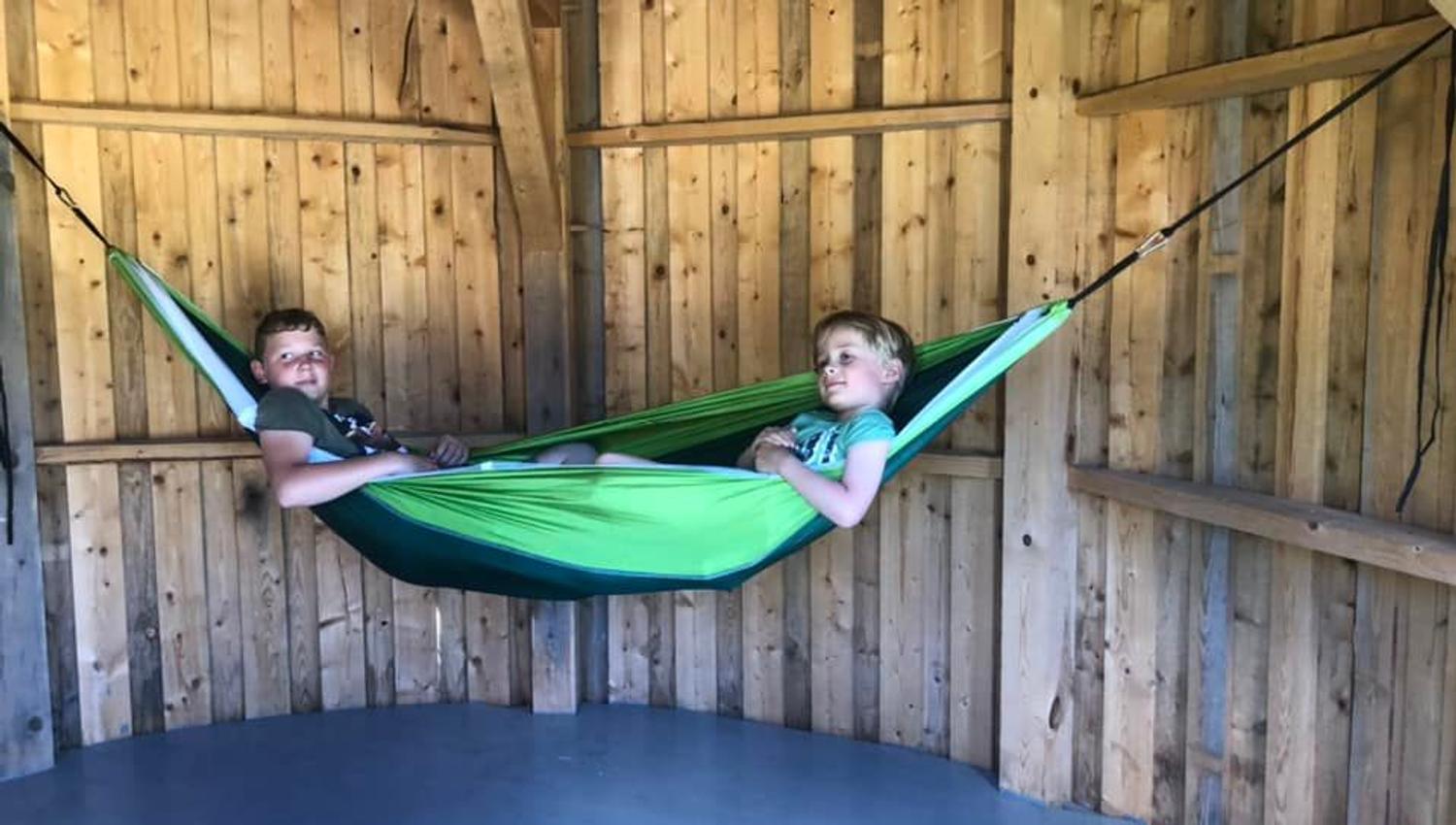 gutter i en hengekøye i en hytte