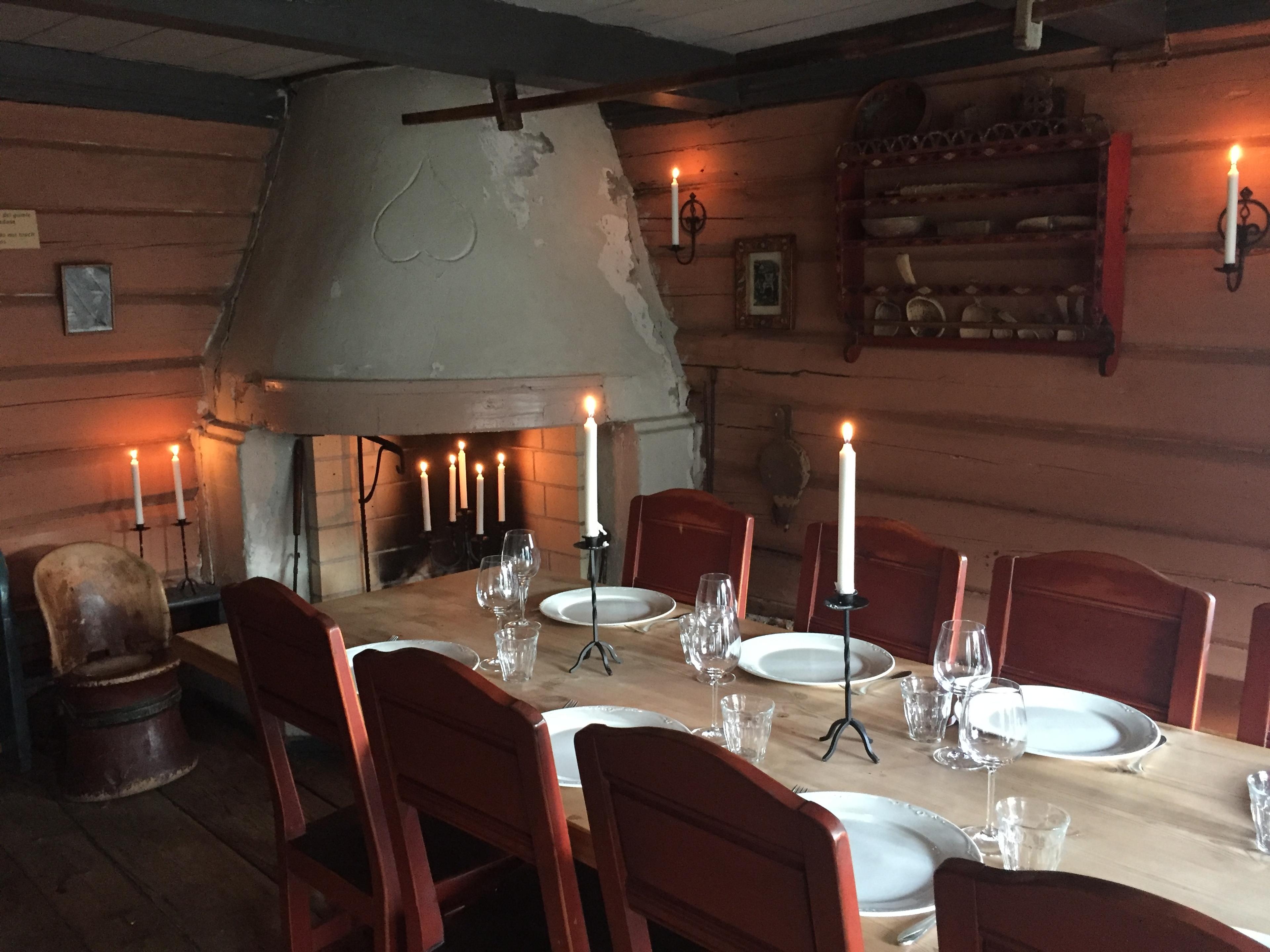 Stemningsfullt med åpent ildsted og levende lys