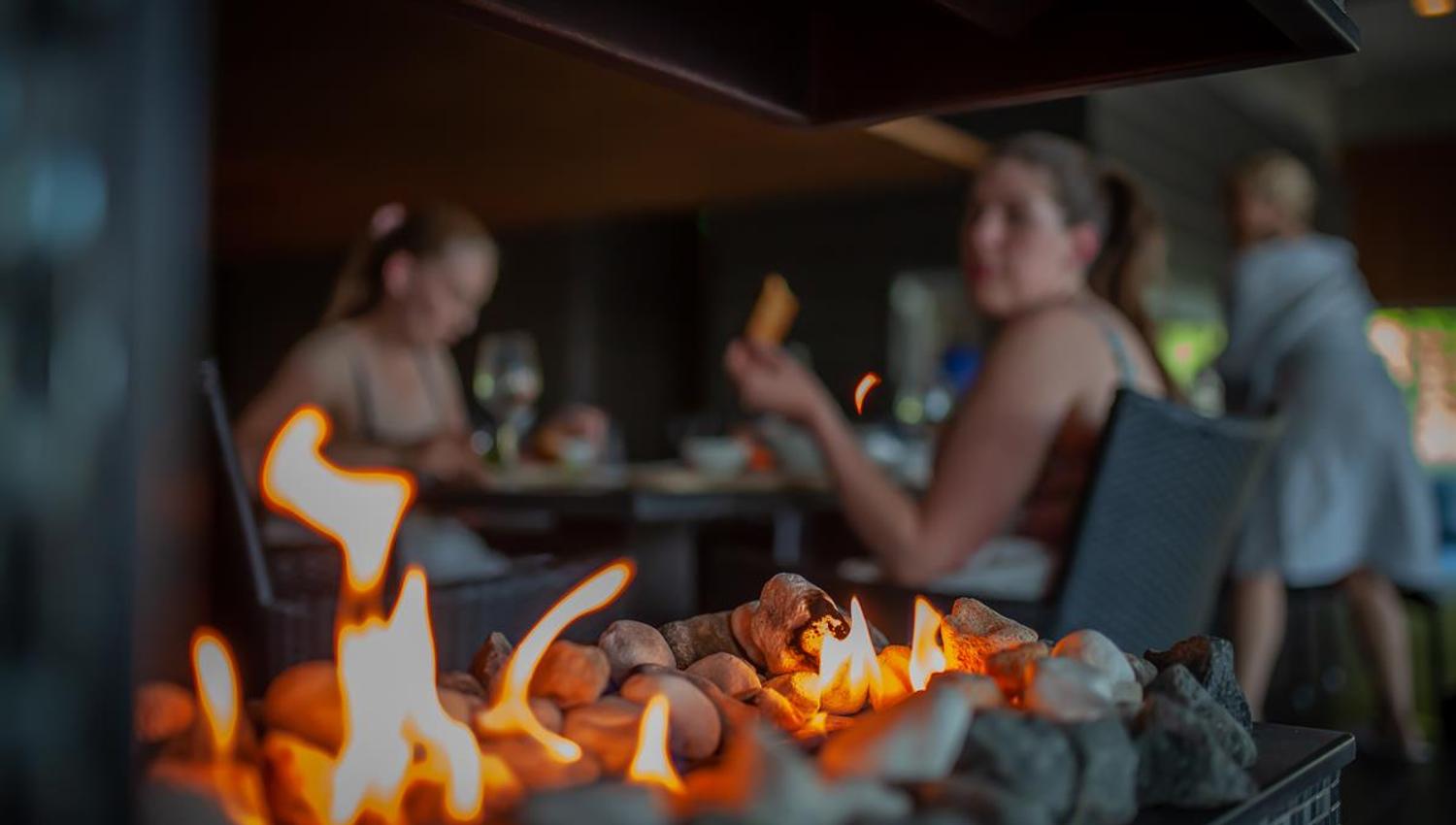Personer spiser i spa-avdeling. levende flamme