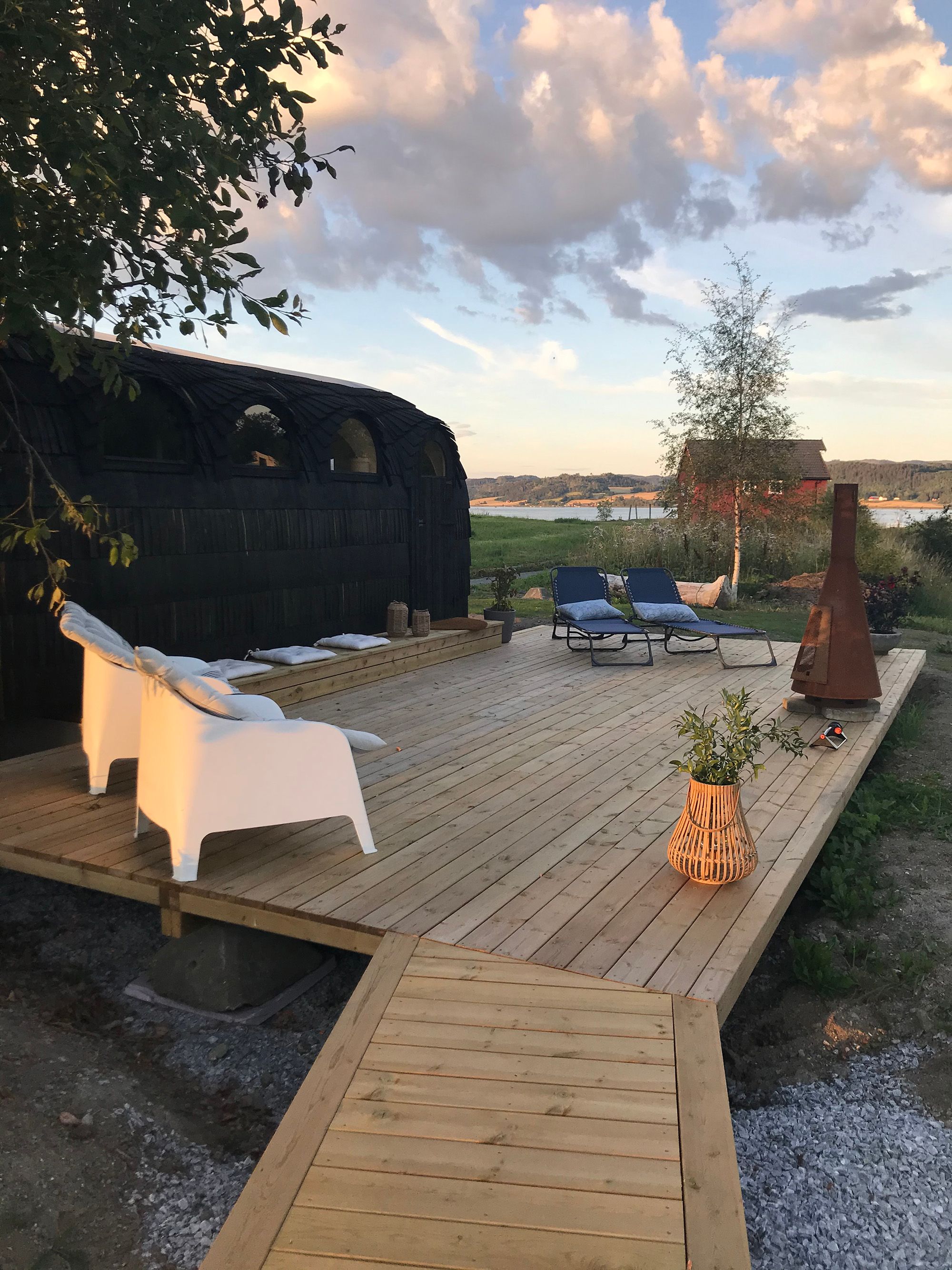 Koselig kveldsstemning utenfor Saga Sauna