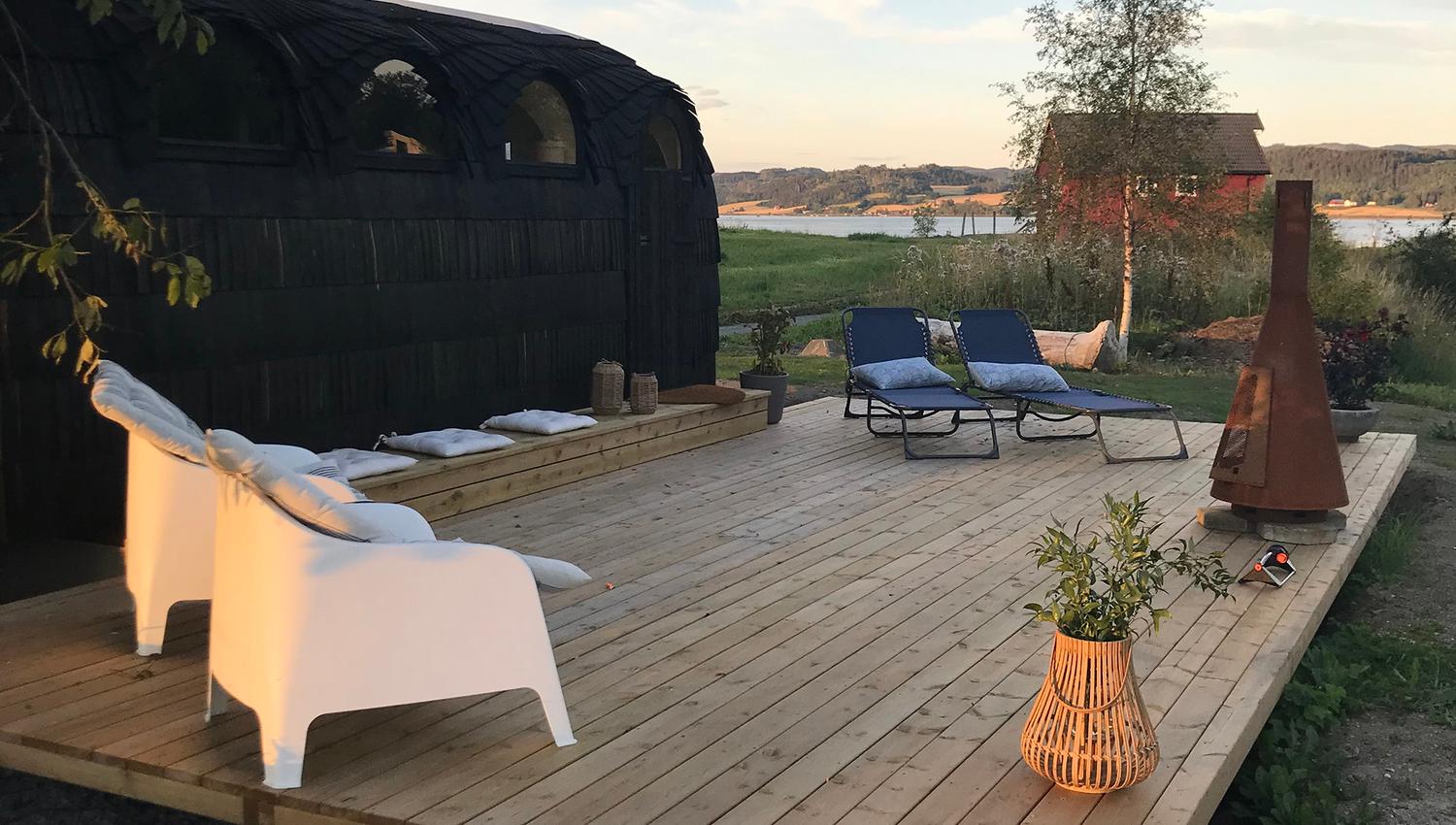 Koselig kveldsstemning utenfor Saga Sauna