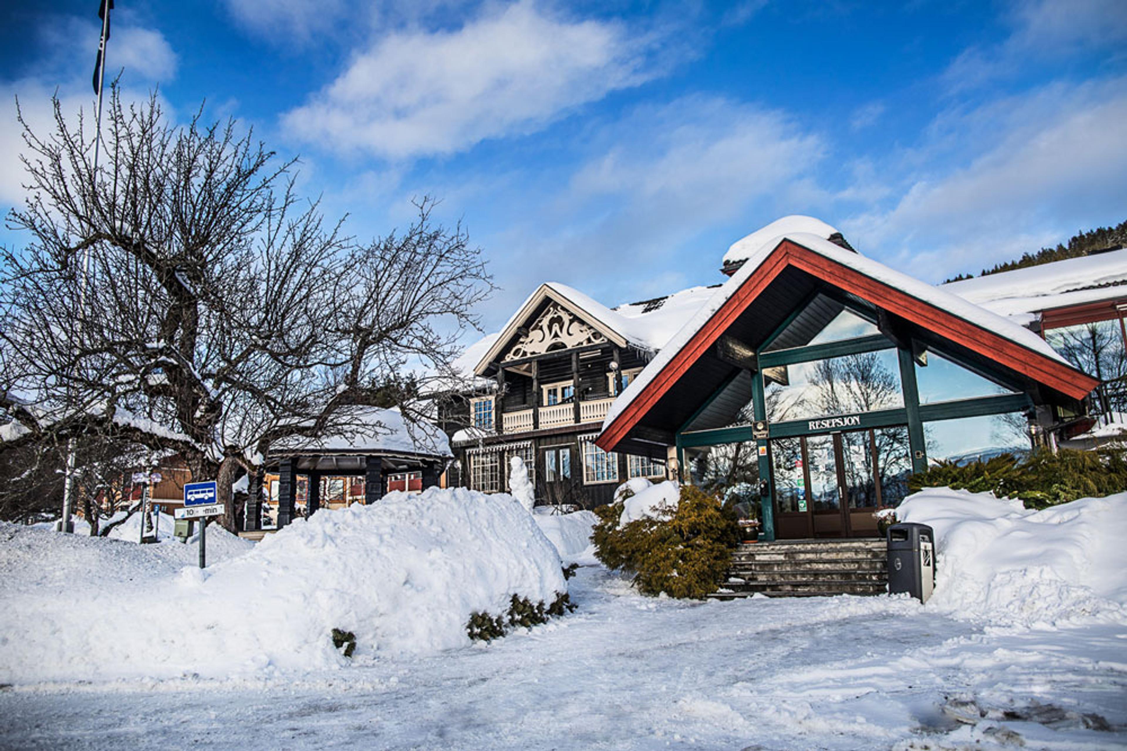 Entrance Straand Hotel in winter
