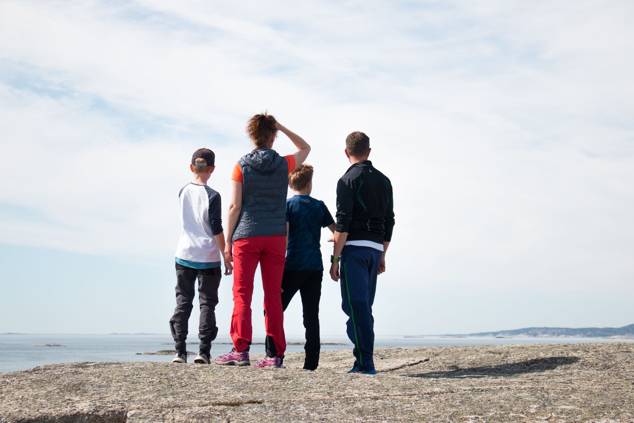 Family scouts beyond the archipelago