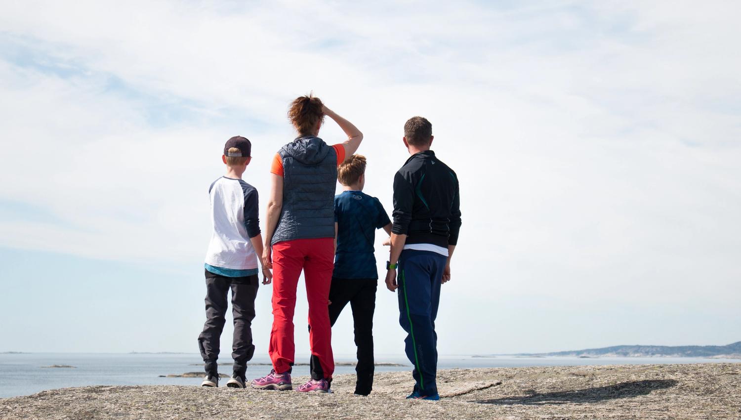 Family scouts beyond the archipelago