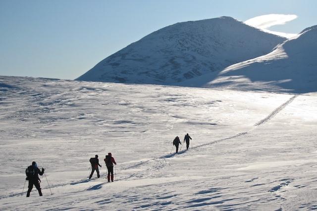 Topptur bilde fra avstand, med mennesker som går oppover i fjellet