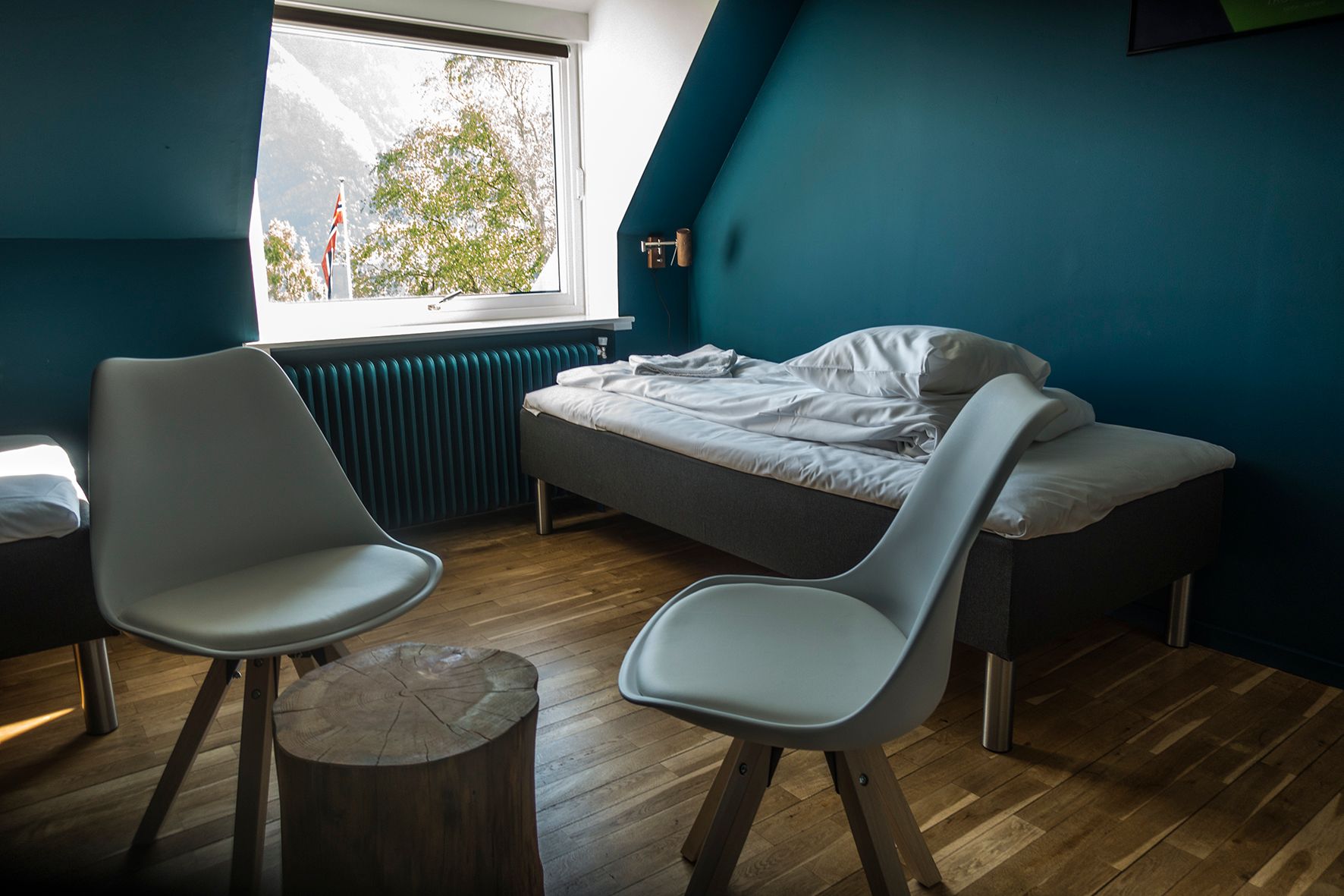 Eit rom med fantastisk utsikt over Hardangerfjorden – ein perfekt stad å lade opp.
