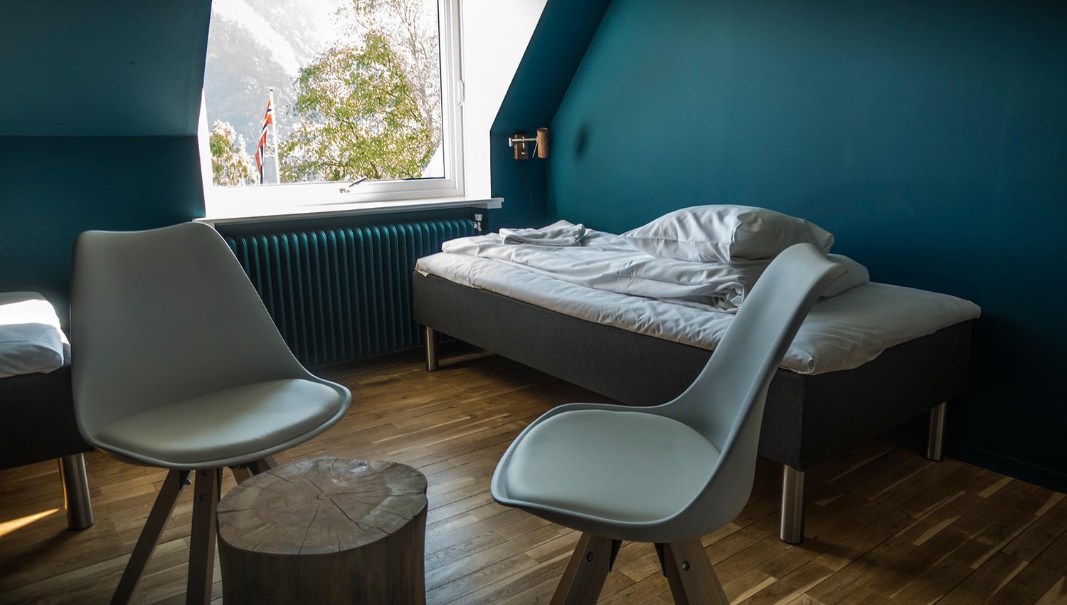 Eit rom med fantastisk utsikt over Hardangerfjorden – ein perfekt stad å lade opp.