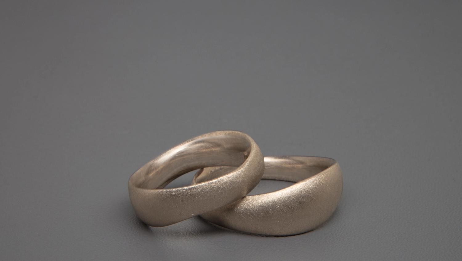 To ringer på en grå bakgrunn