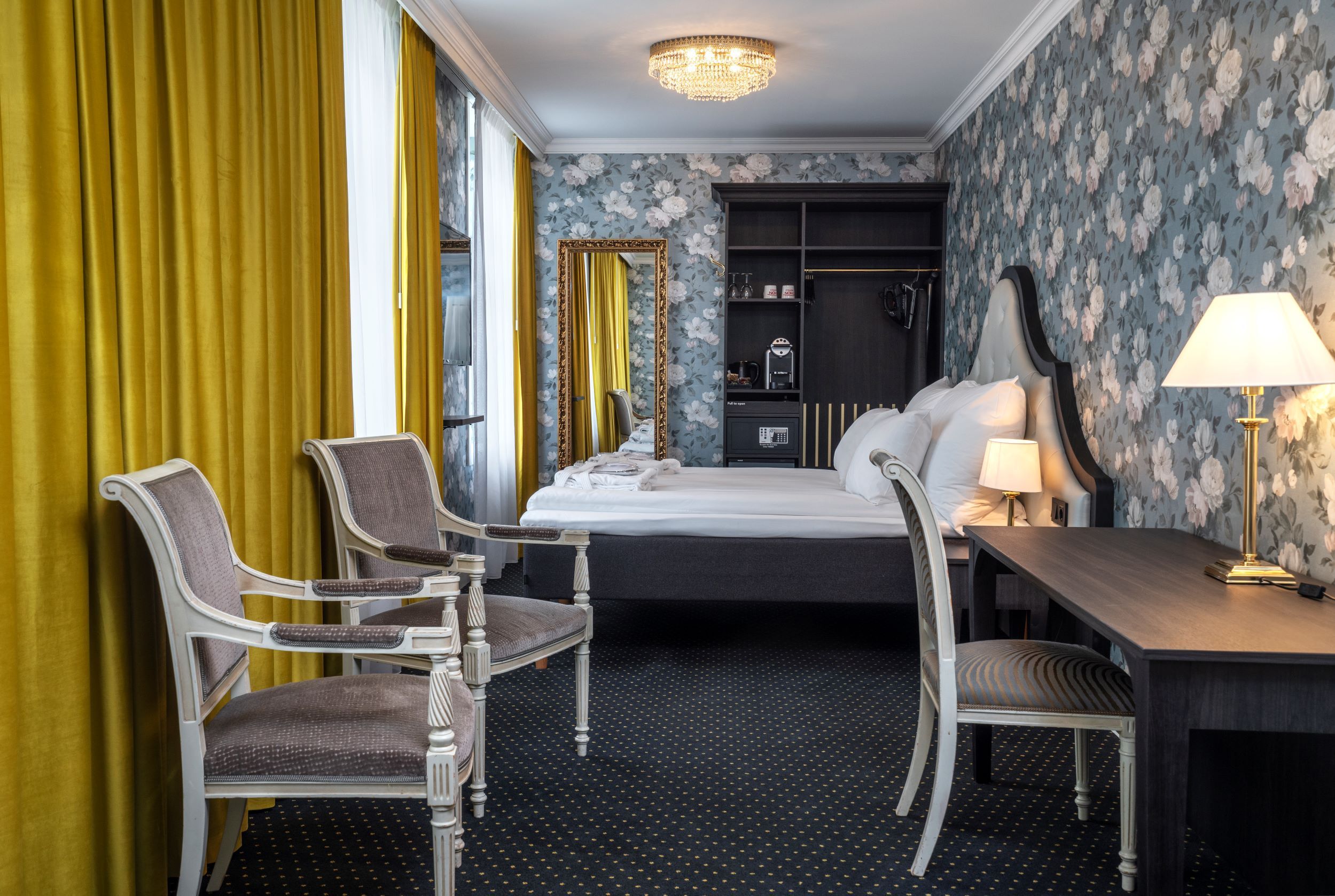Luksuriøst hotellrom på Thon Hotel Sandven, der moderne komfort møter historisk eleganse.