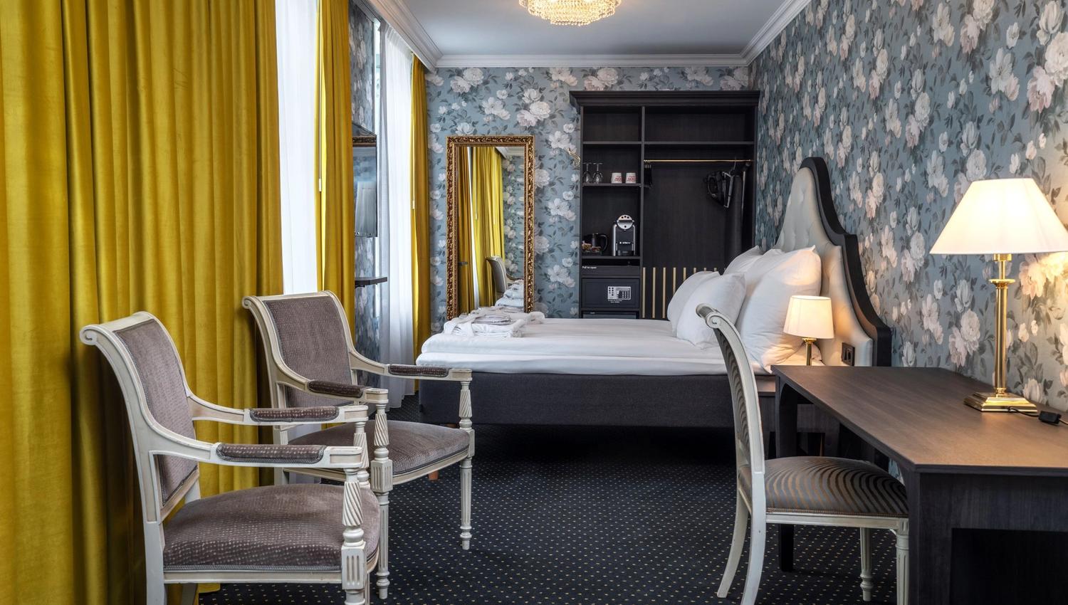 Luksuriøst hotellrom på Thon Hotel Sandven, der moderne komfort møter historisk eleganse.