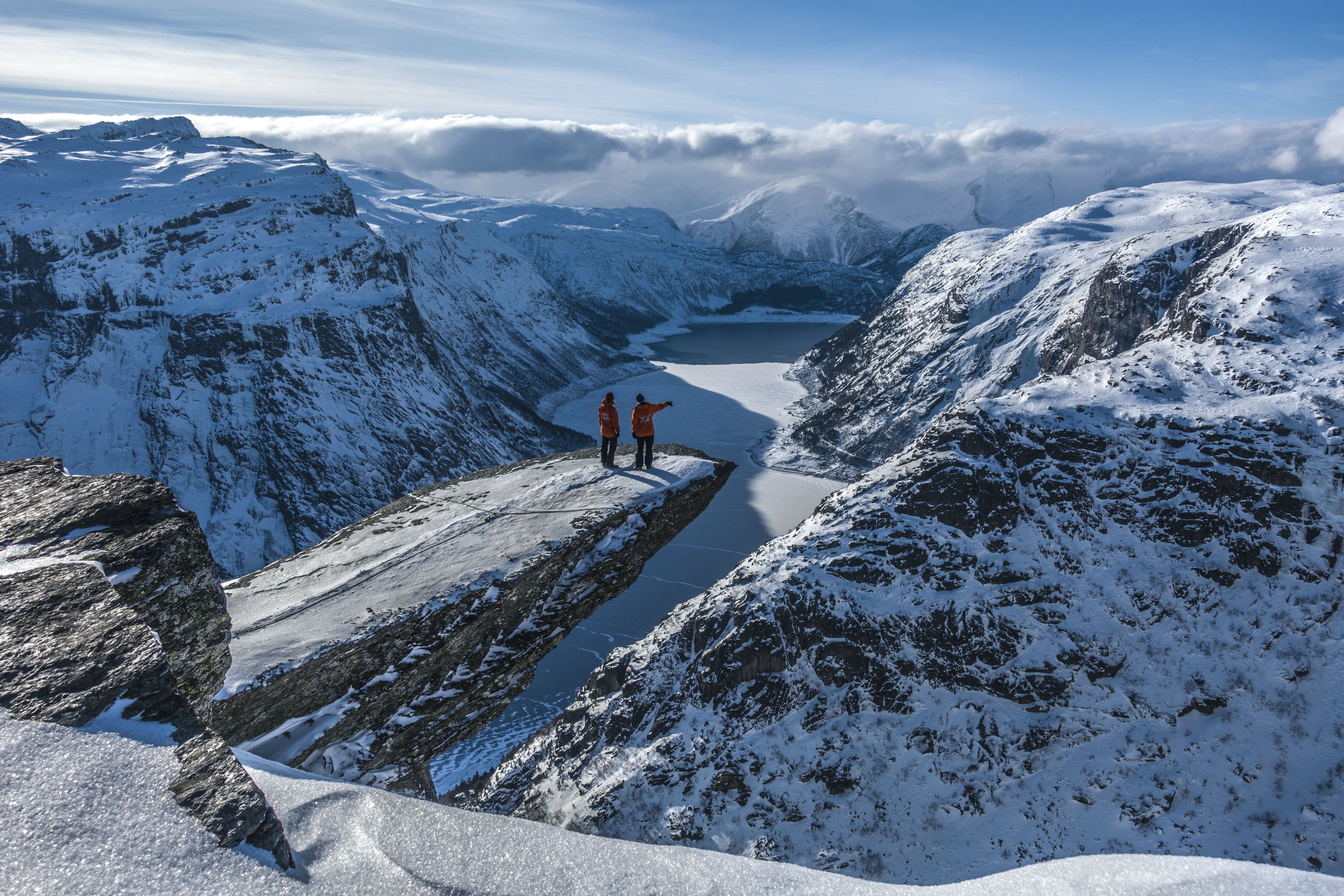 To mennesker på Trolltunga om vinteren.