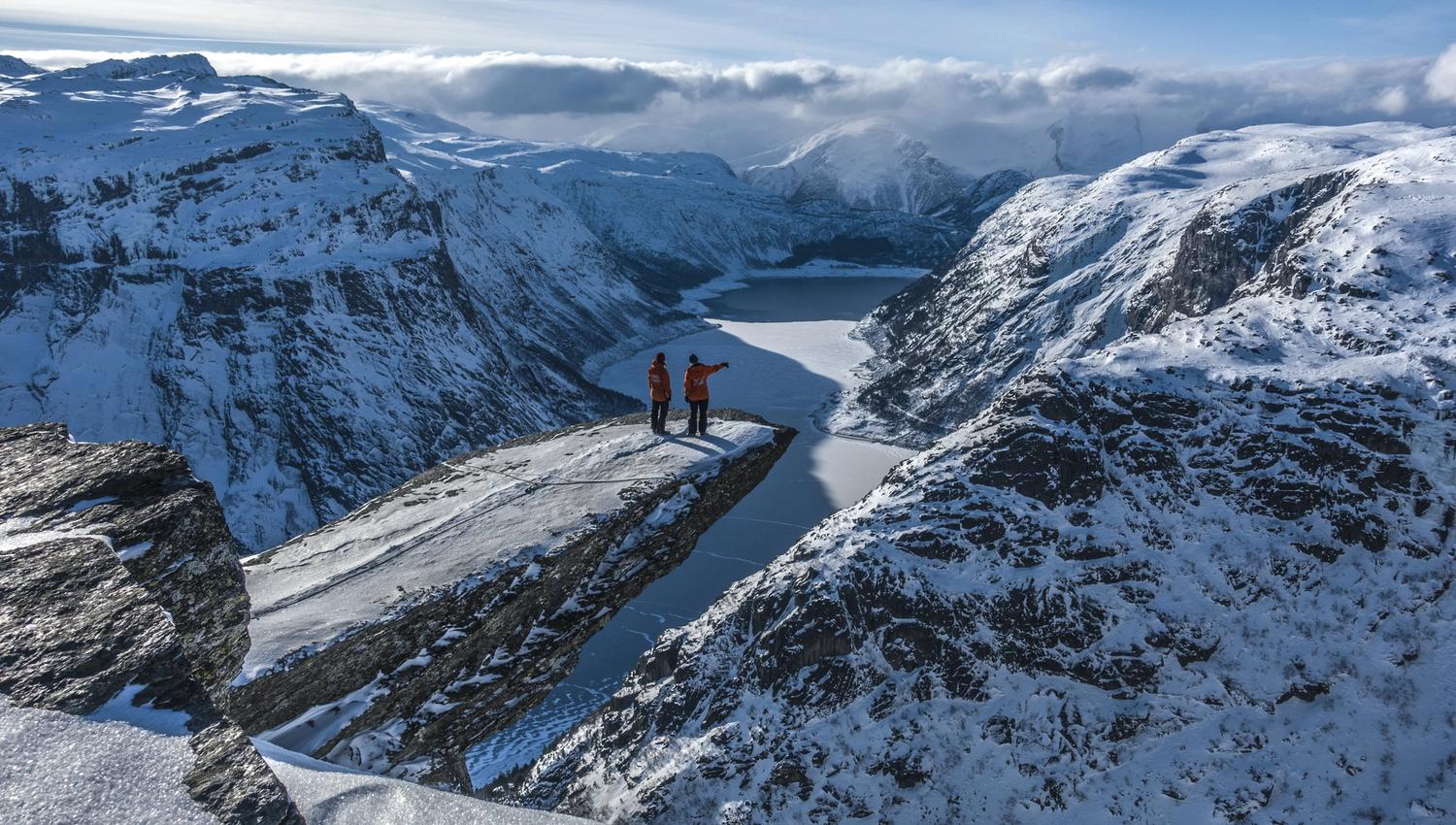 To mennesker på Trolltunga om vinteren.