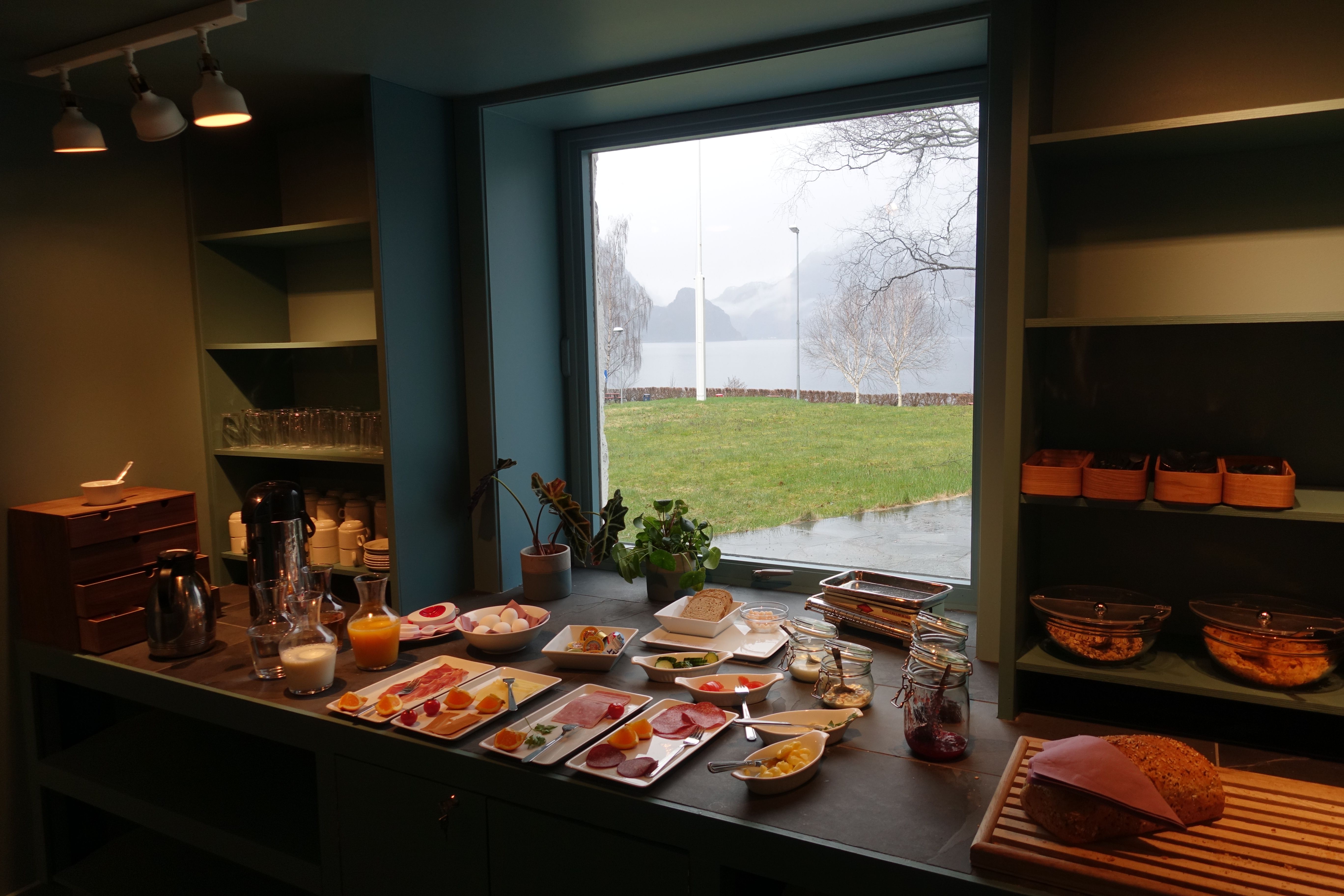 Start dagen med ein smakfull frukost og panoramautsikt over Hardanger.