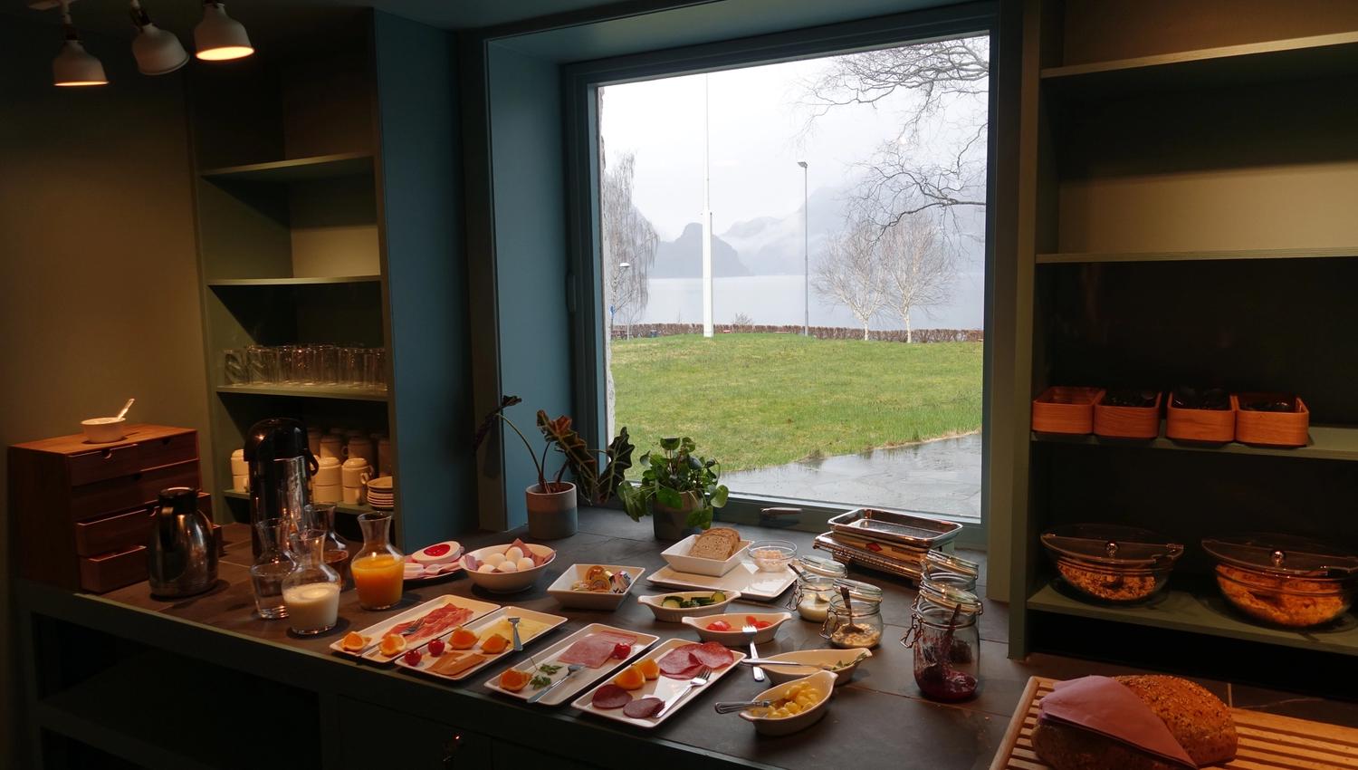 Start dagen med ein smakfull frukost og panoramautsikt over Hardanger.