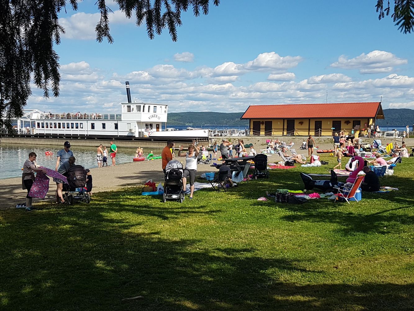 Badestrand og restaurantbåten Viken II i Evjua Strandpark