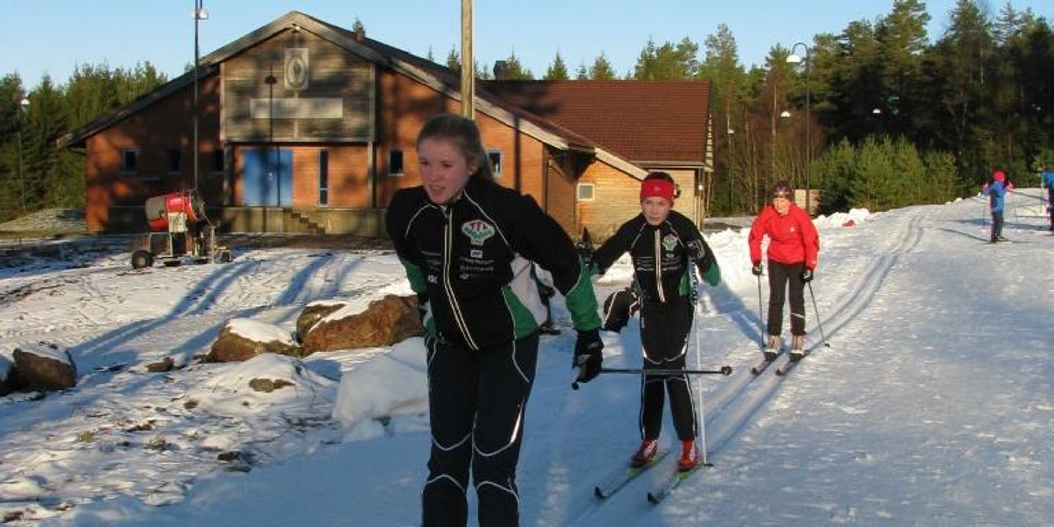 Skiløpere fra Tistedalen Friluftslag foran servicehuset på Tistedalen Skianlegg