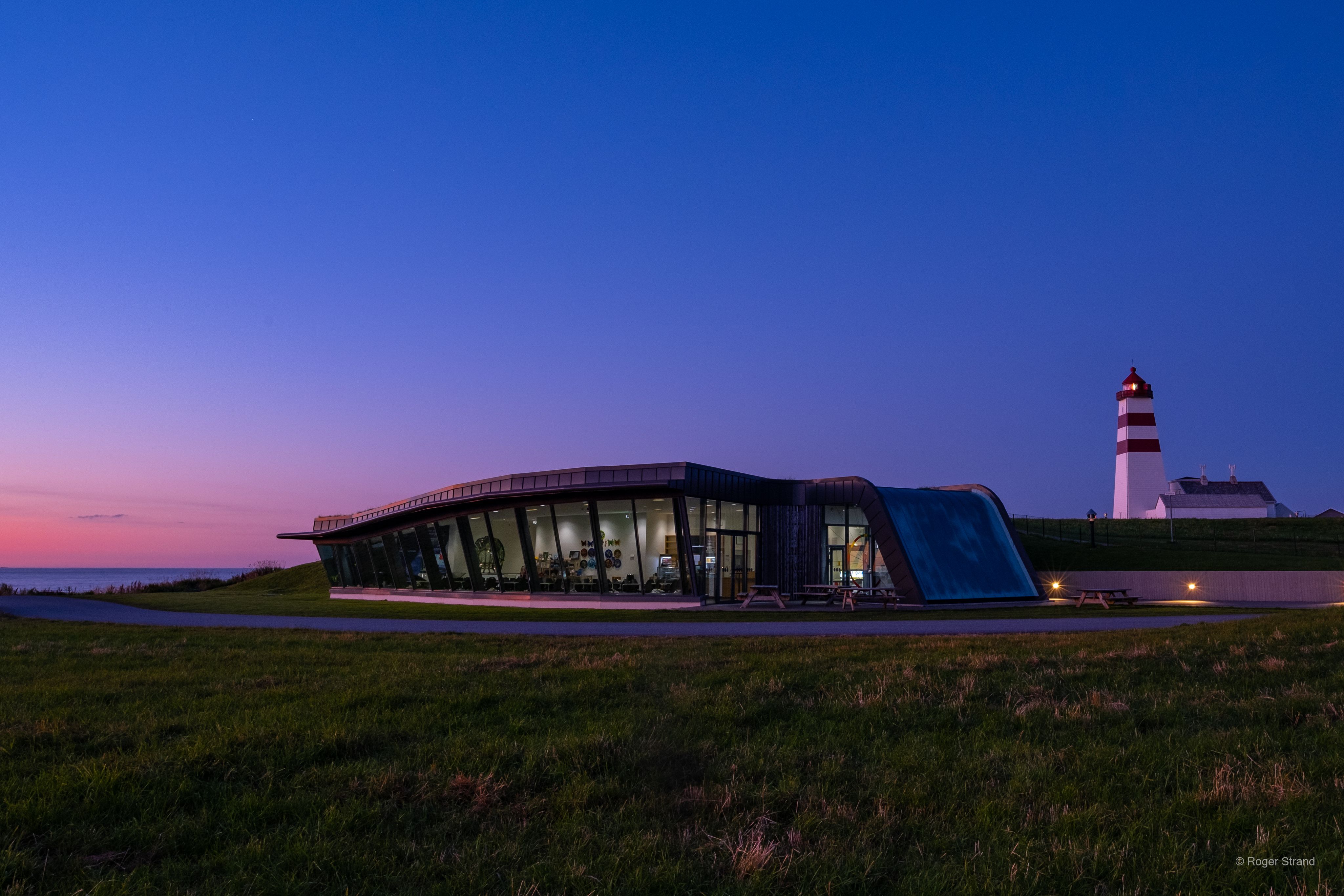 Alnes fyr og opplevelsessenter i solnedgang