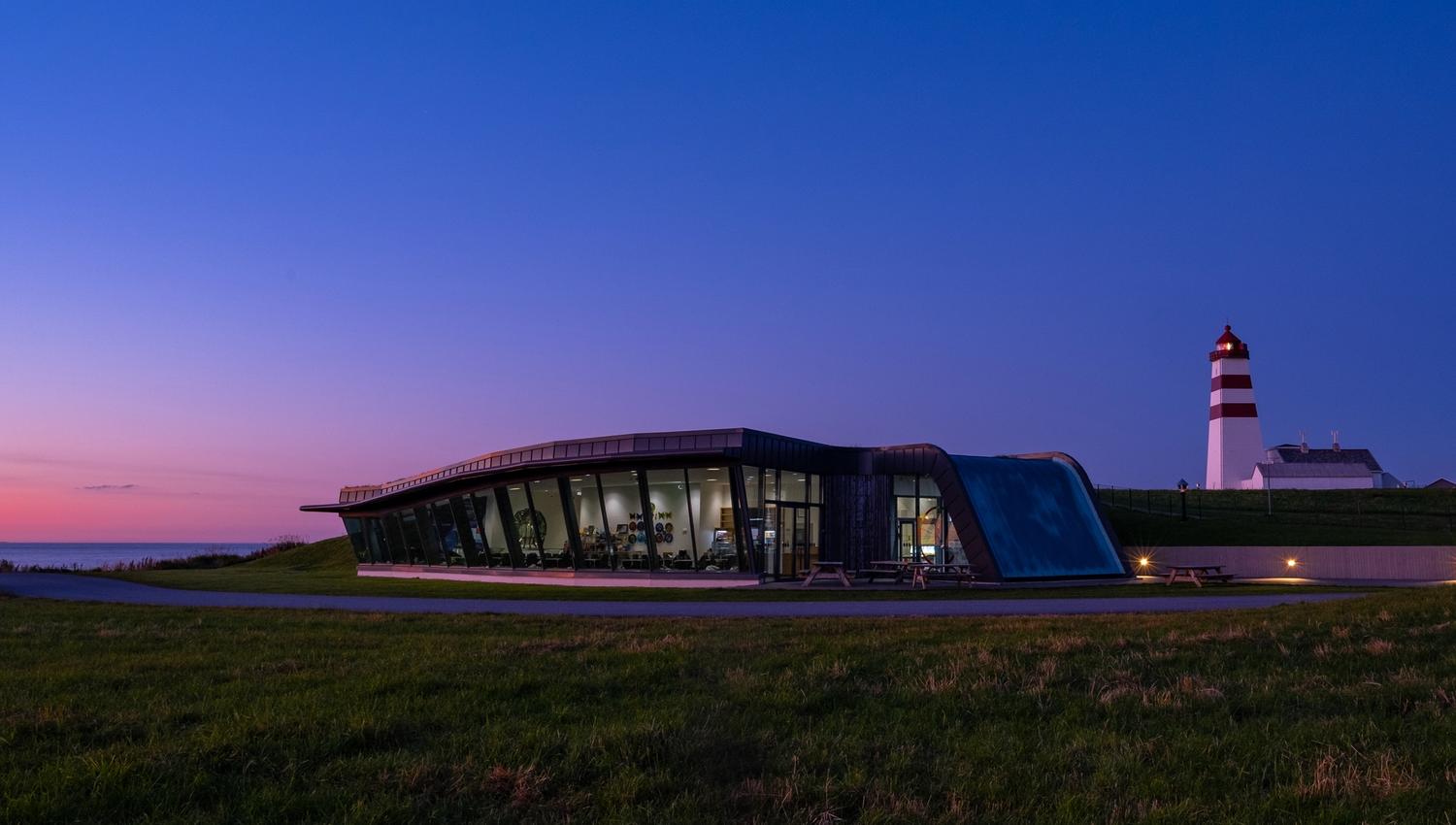 Alnes fyr og opplevelsessenter i solnedgang