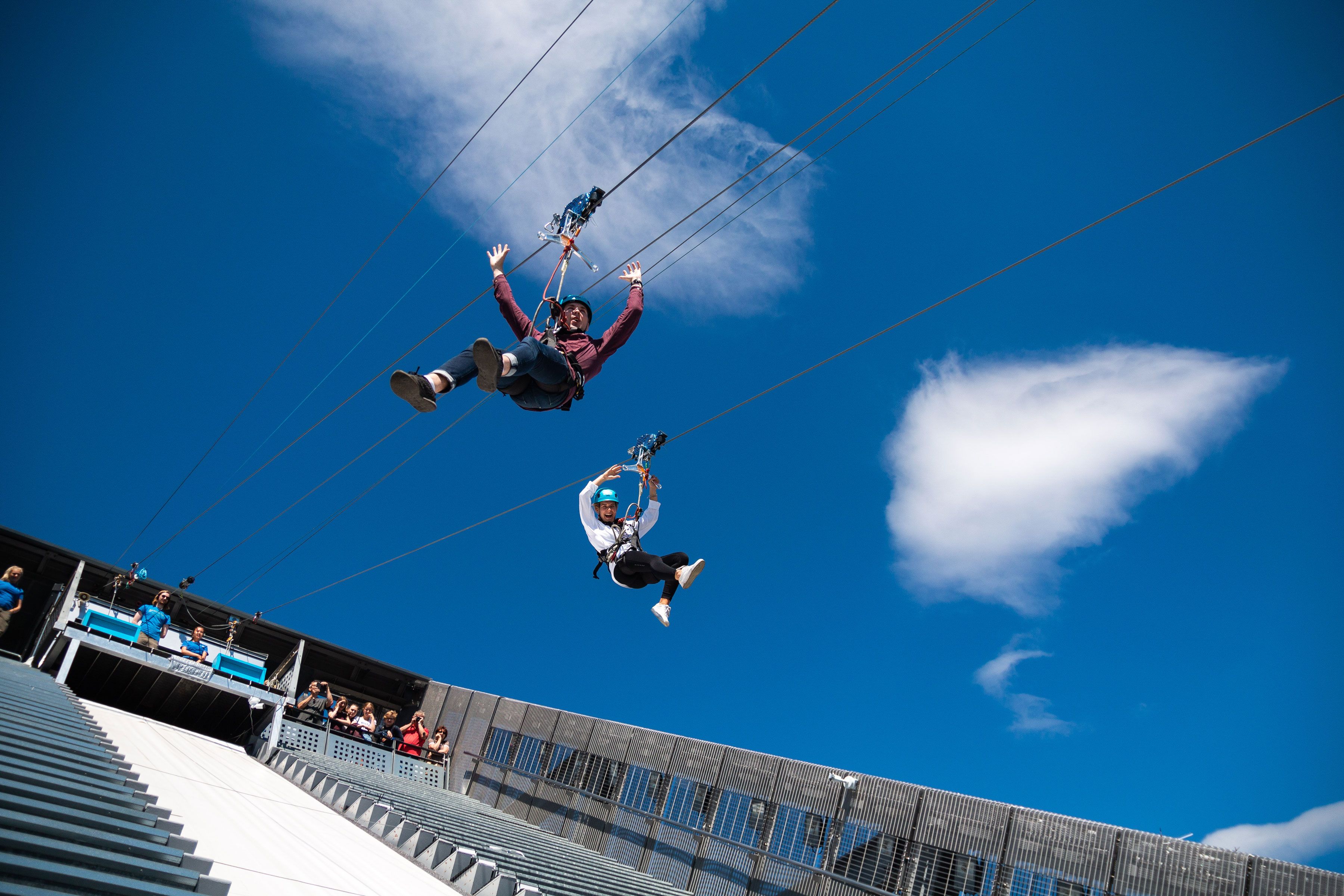 To personer som zipliner nedover Holmenkollbakken.