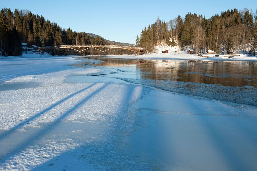 Elven om vinteren, hvor det ligger is på den