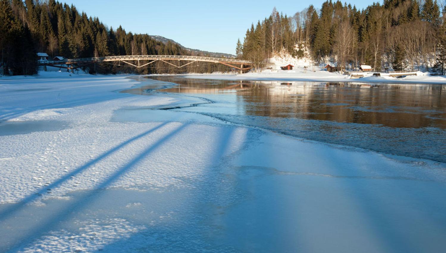 Elven om vinteren, hvor det ligger is på den