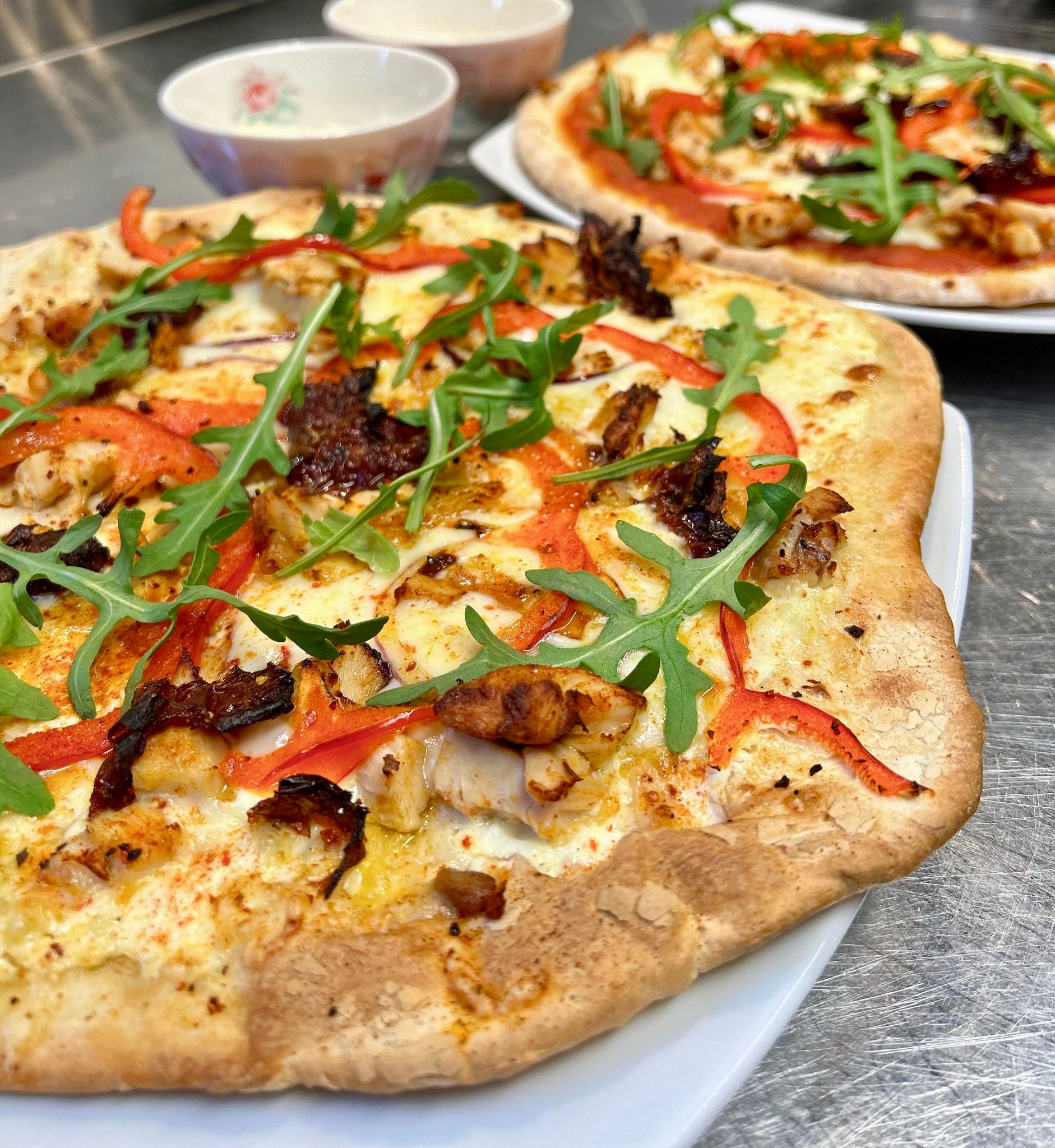 Pizza med ruccola, paprika og ost