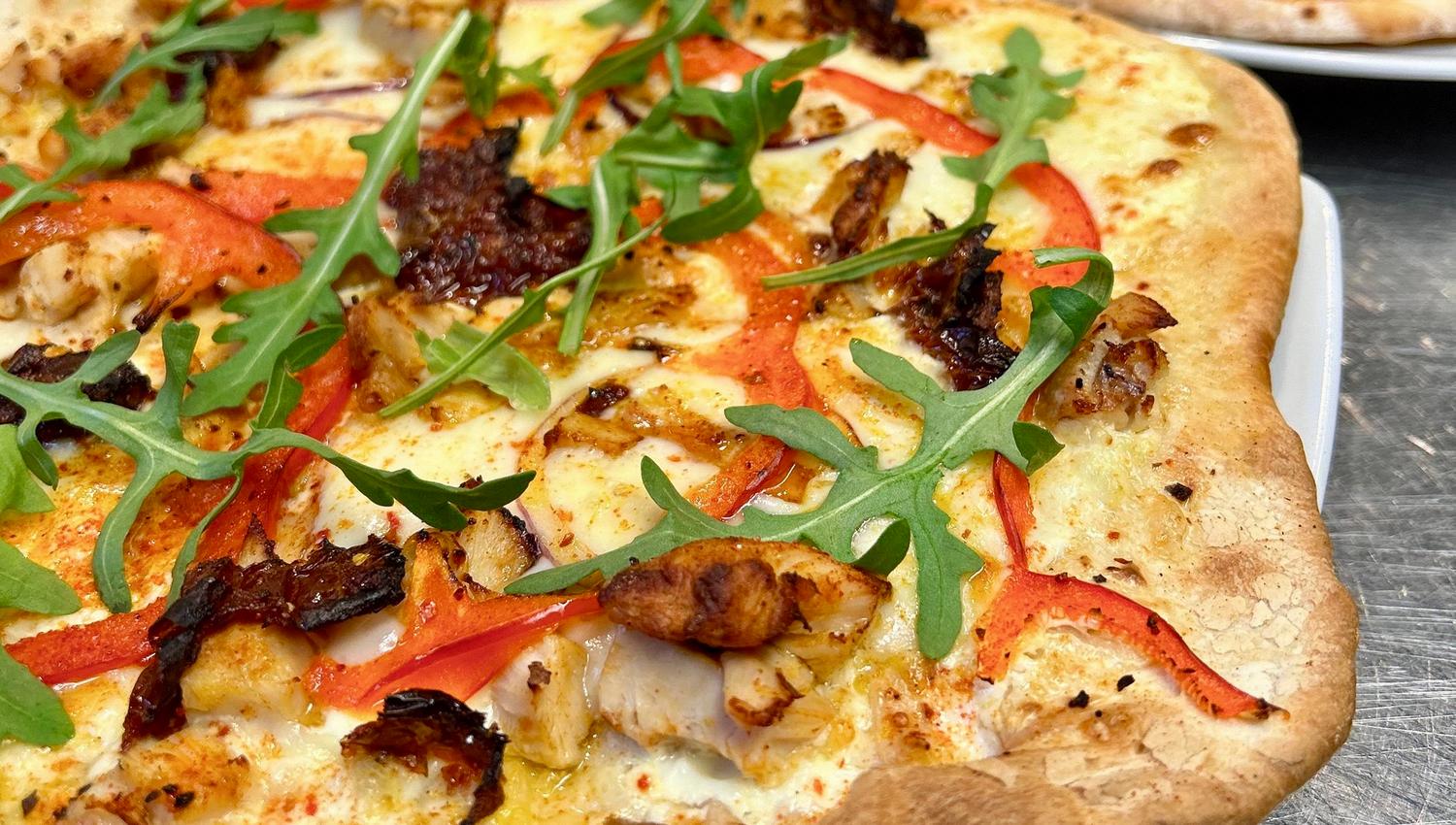 Pizza med ruccola, paprika og ost