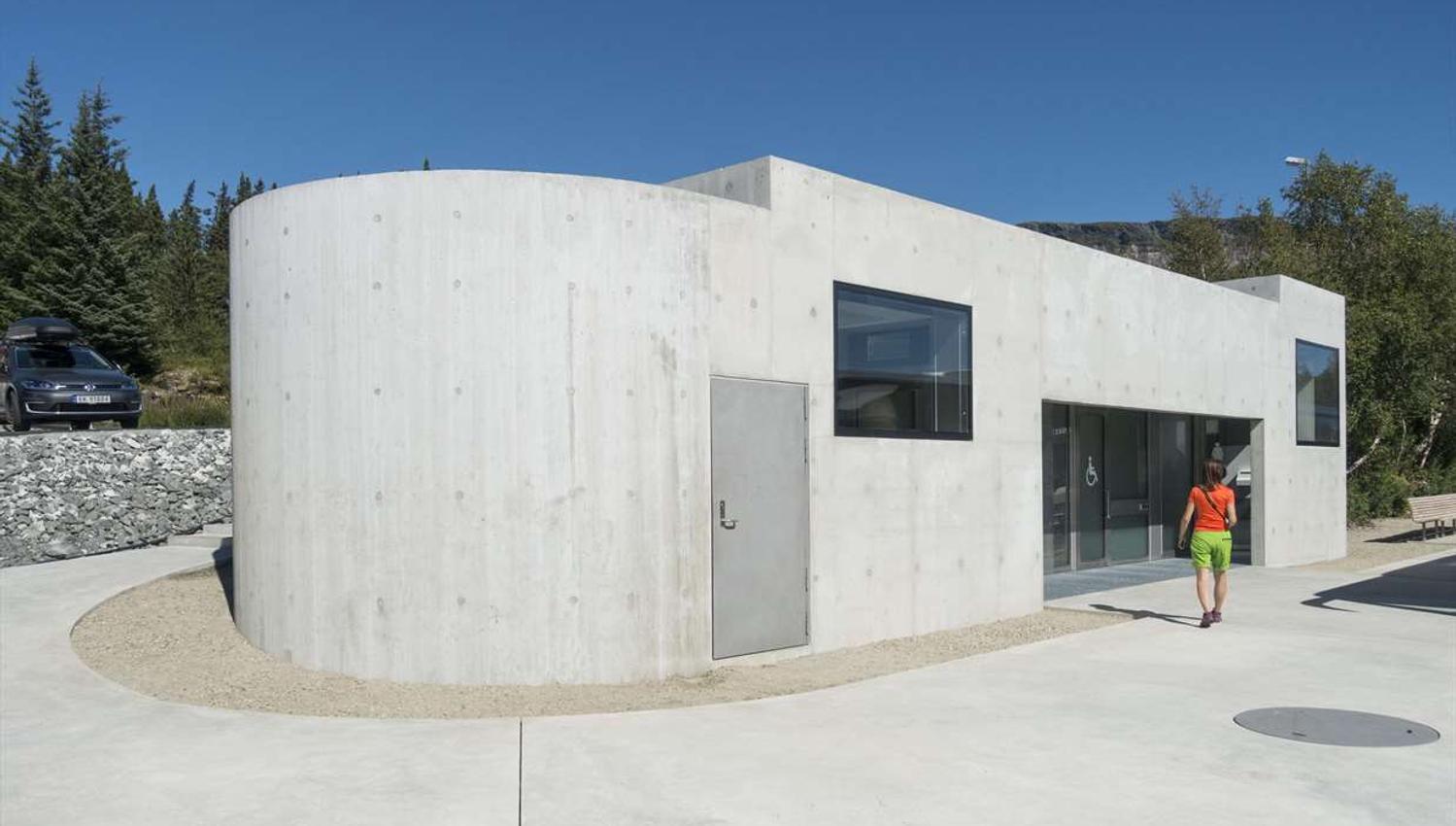 Den moderne toalettbygningen ved parkeringsplassen, sett fra utsiden.