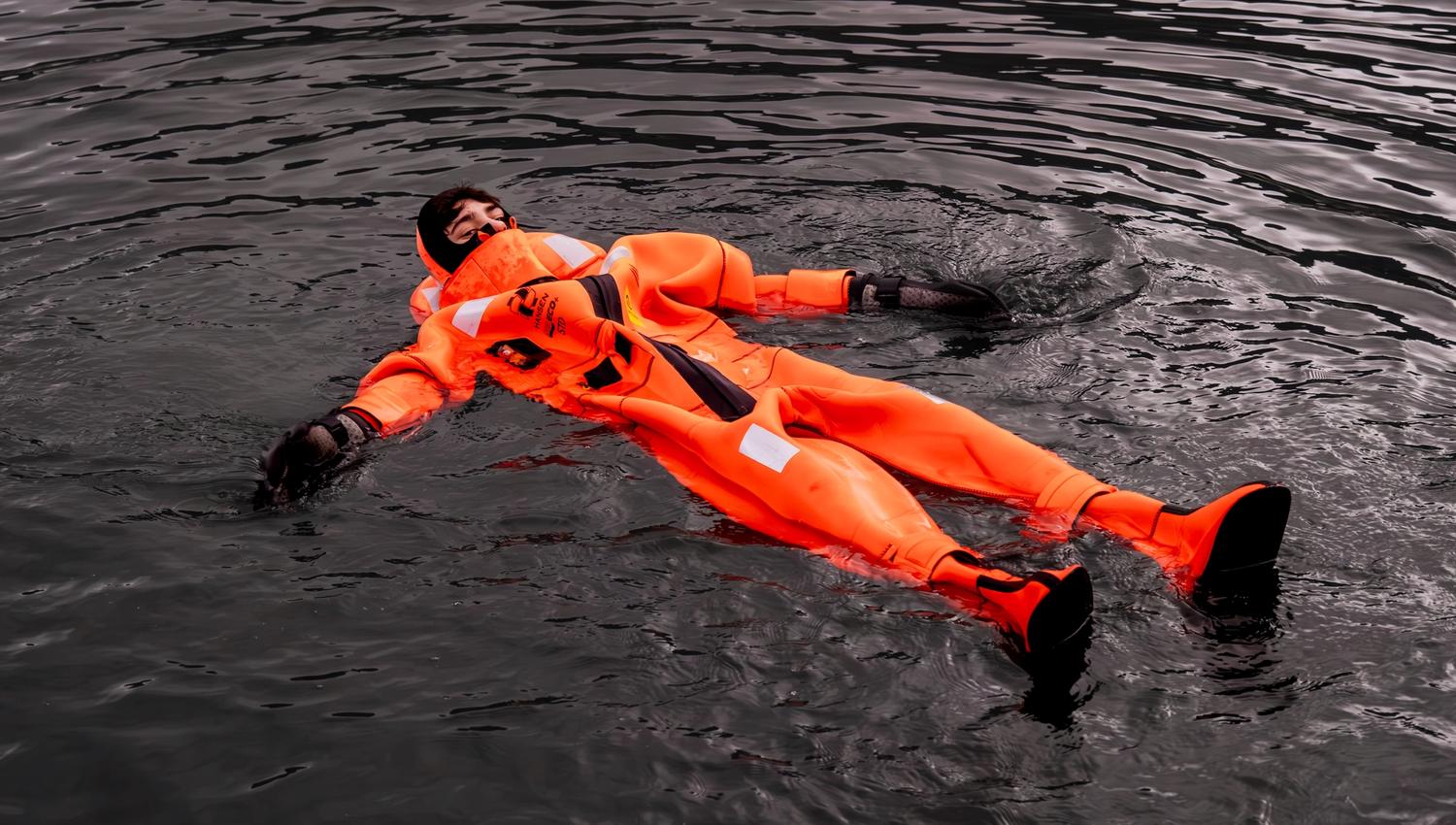 Ein person flyt på fjorden i Norheimsun