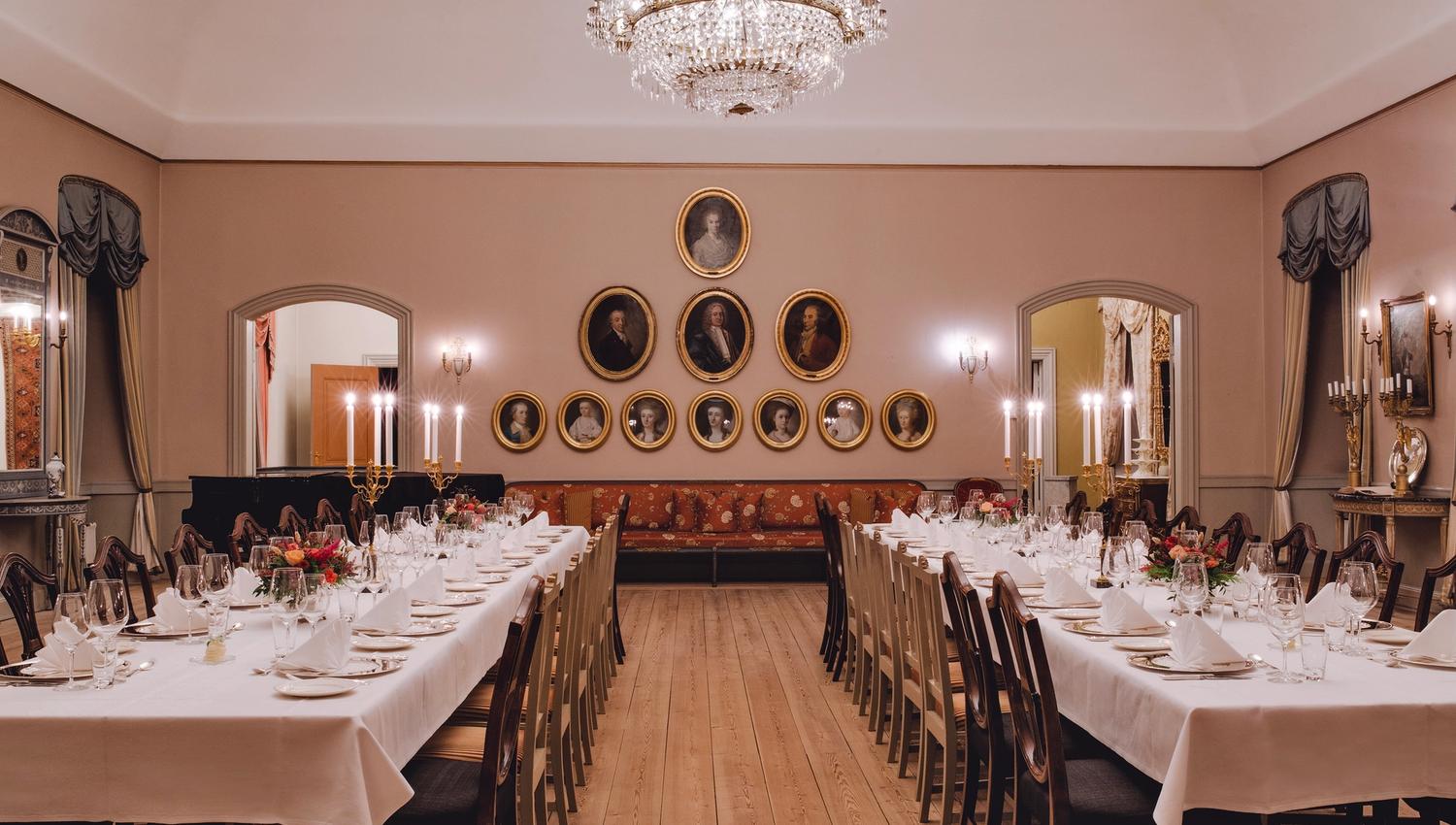 Langbord i Riddersalen dekket til fest. Foto.