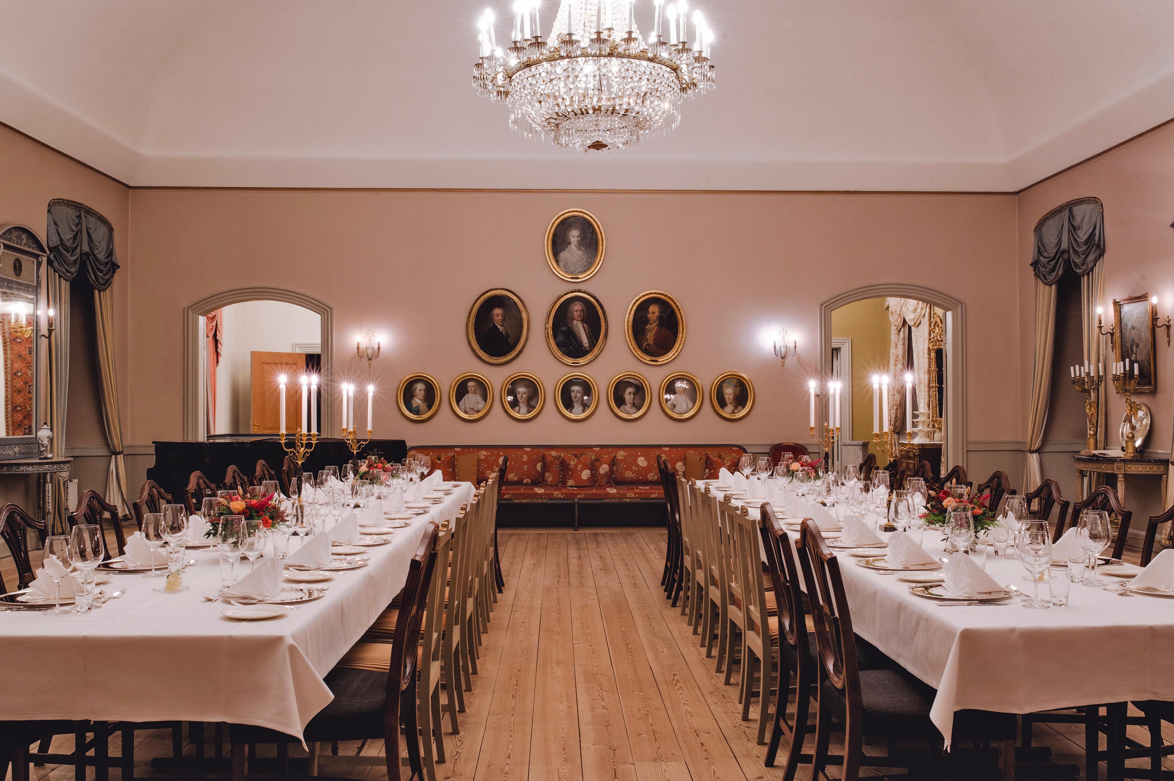 A long table in the Great Hall set for a party. Foto.