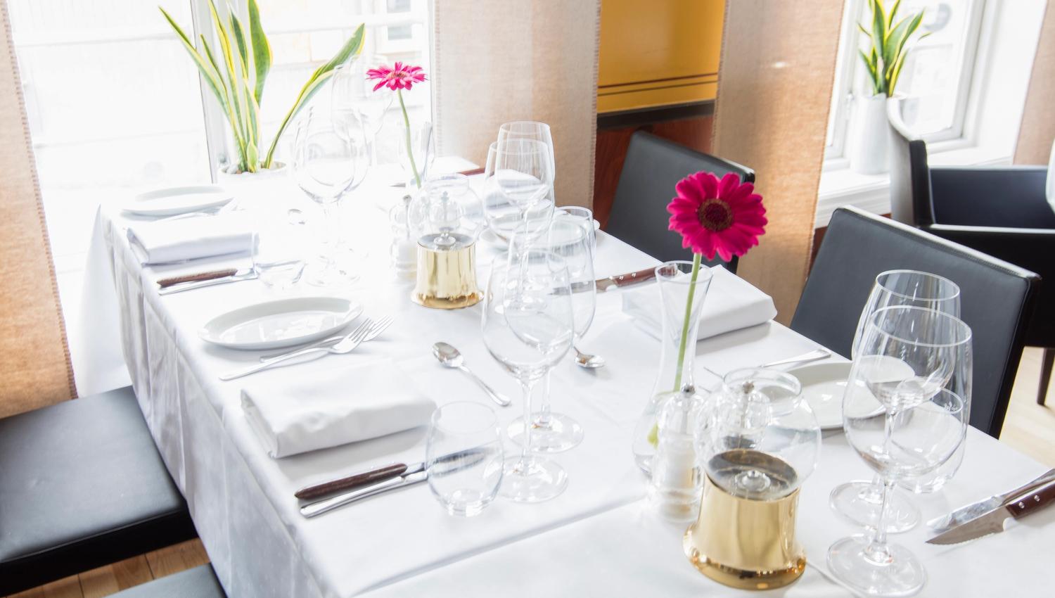 Spisebord i restauranten