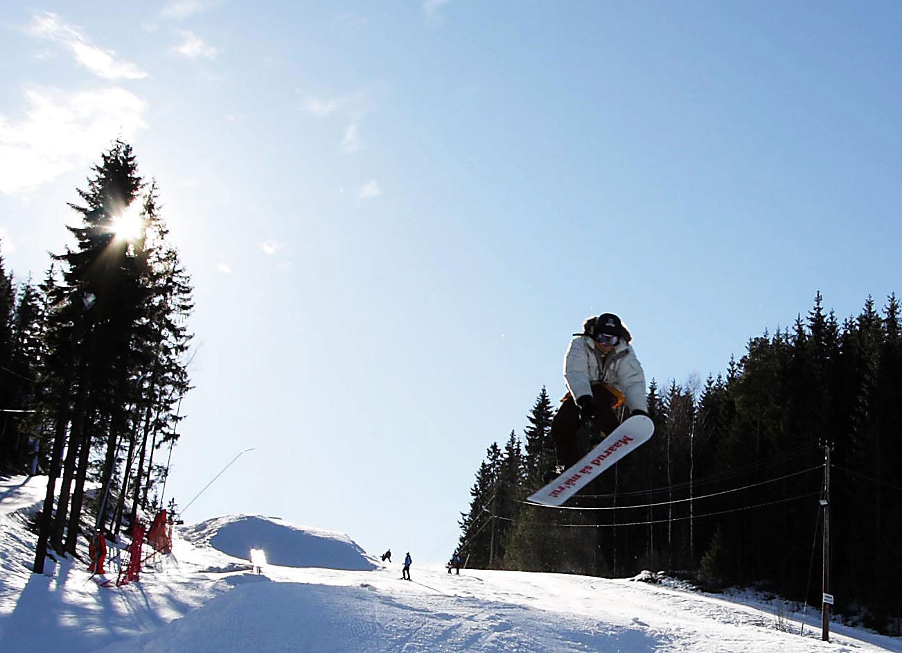 en person på snowboard som hopper i lufta
