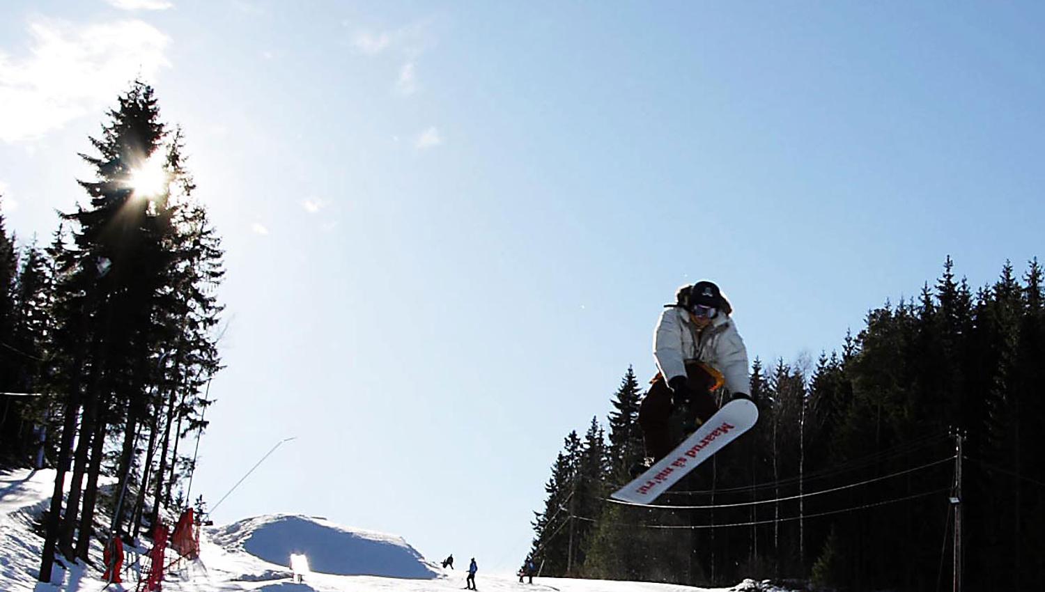 en person på snowboard som hopper i lufta