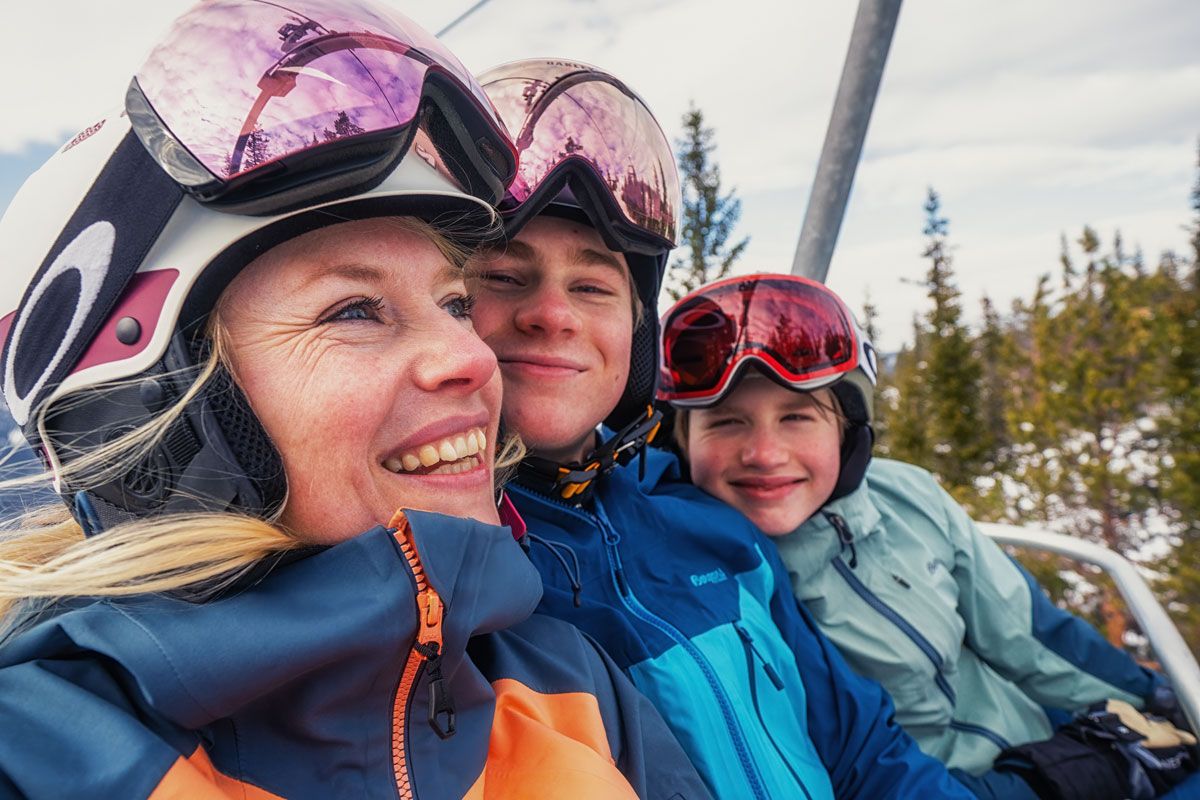 mor med barn i skiheisen på Gausta skisenter